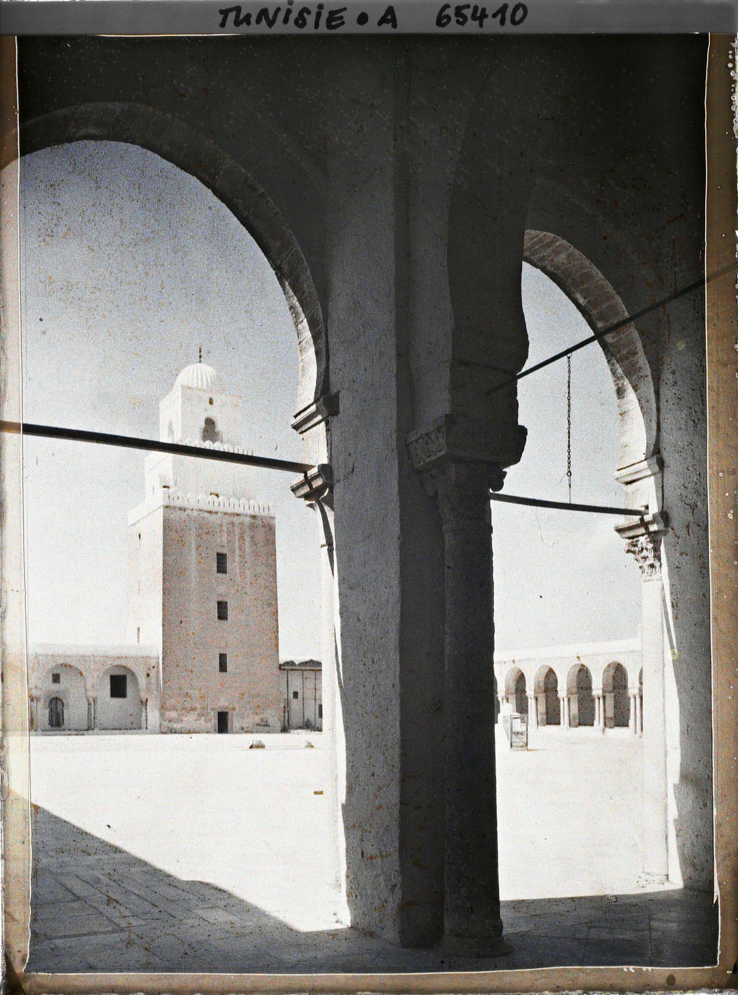 Image représentant La cour, le minaret et la colonnade orientale de la Grande Mosquée dans la médina