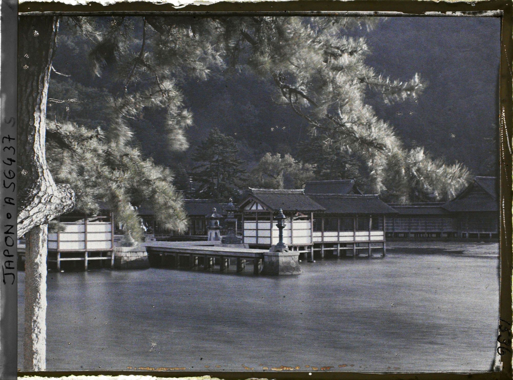 Image représentant Kiosques du sanctuaire, près de la terrasse de danse sacrée