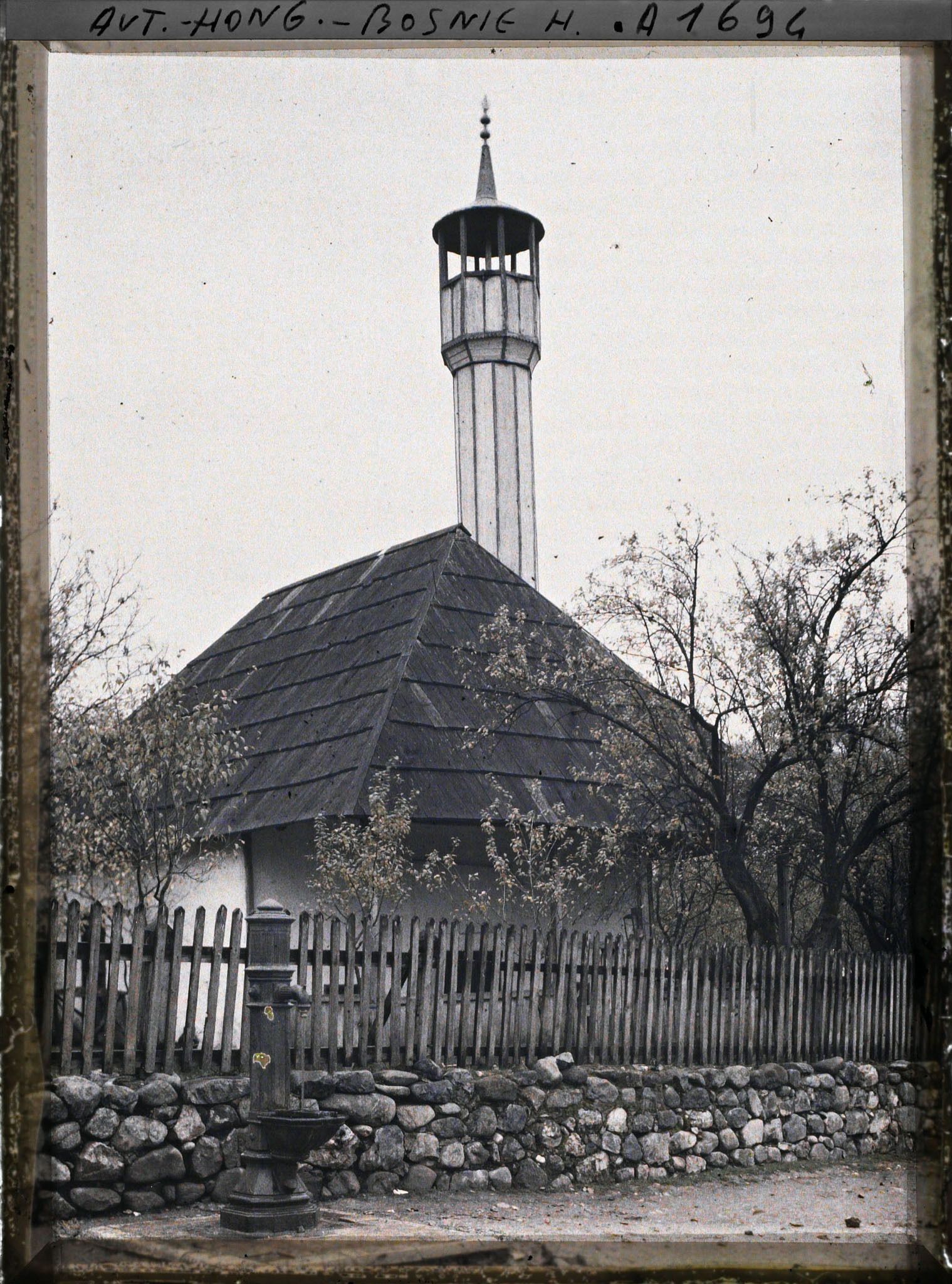 Image représentant Sur l'autre rive du Rzav, mosquée et minaret de bois