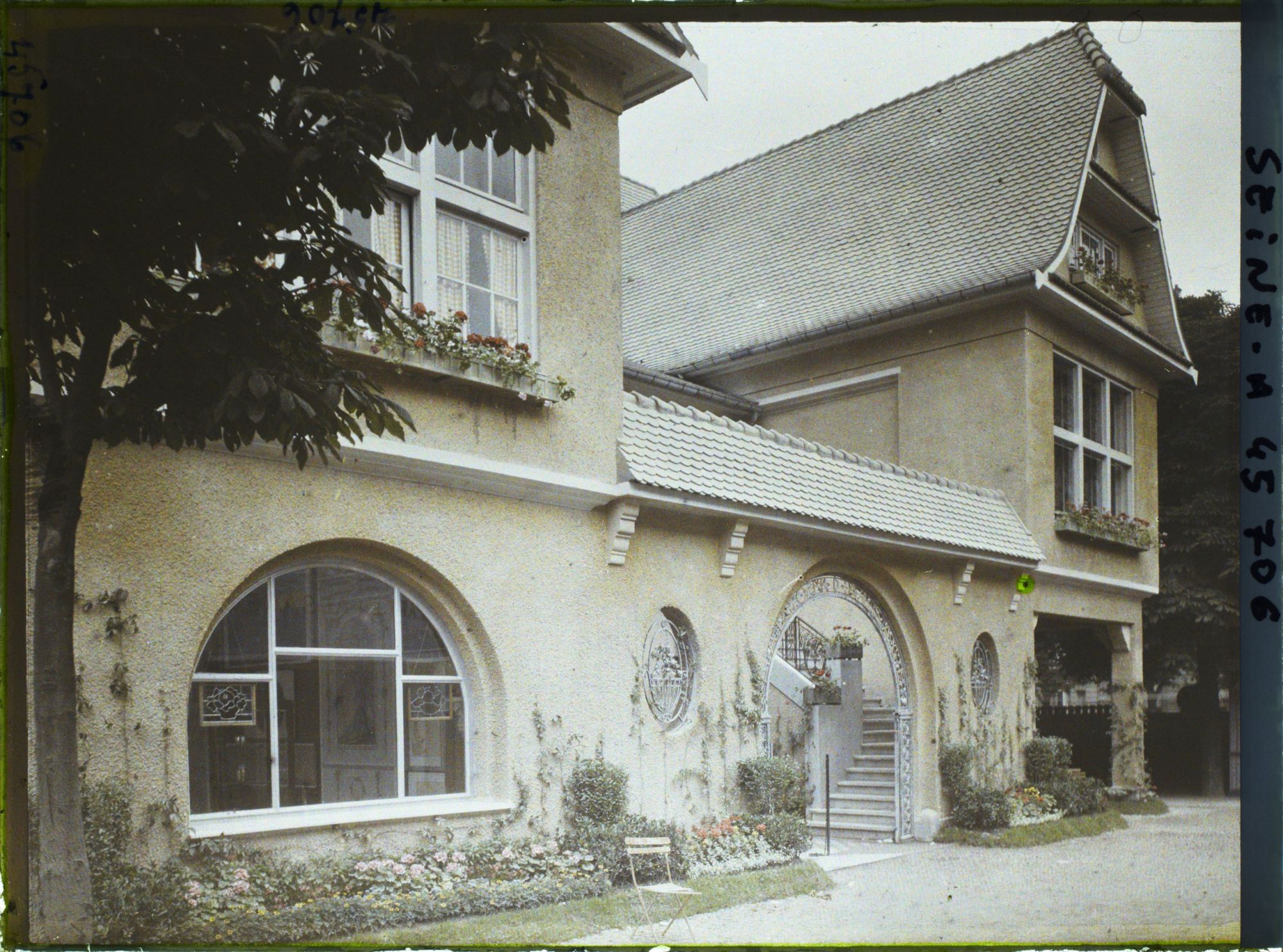 Image représentant L'Exposition des arts décoratifs, le Village français sous la direction de Charles Genuys, Maison d'Alsace