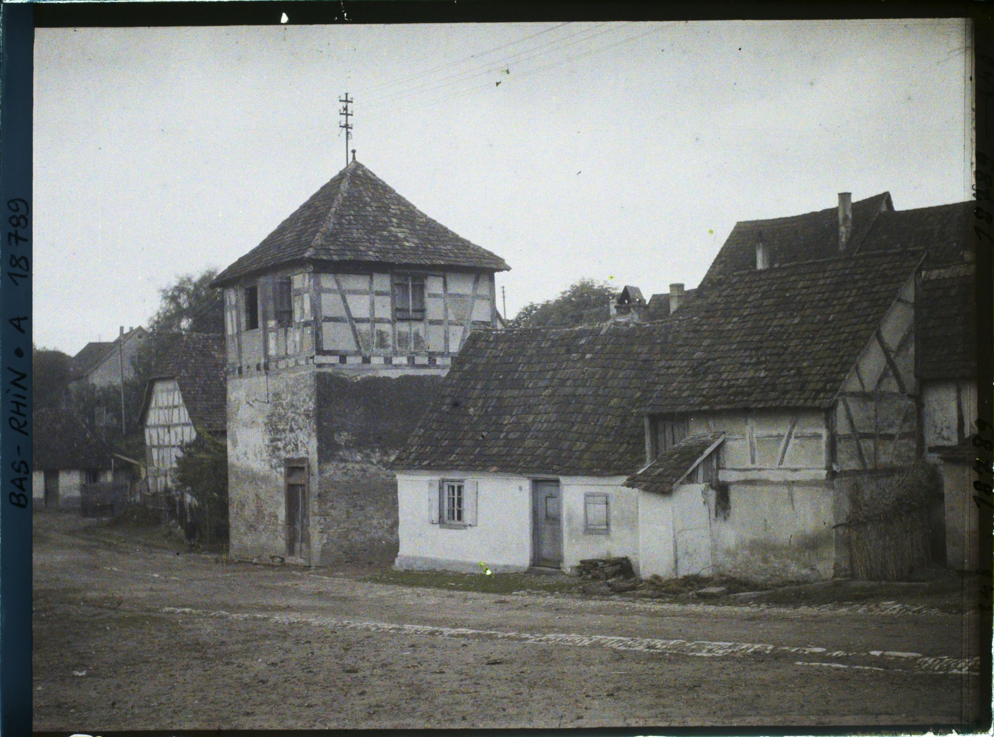 Image représentant France, Lauterbourg, La place d'en bas et le Séchoir