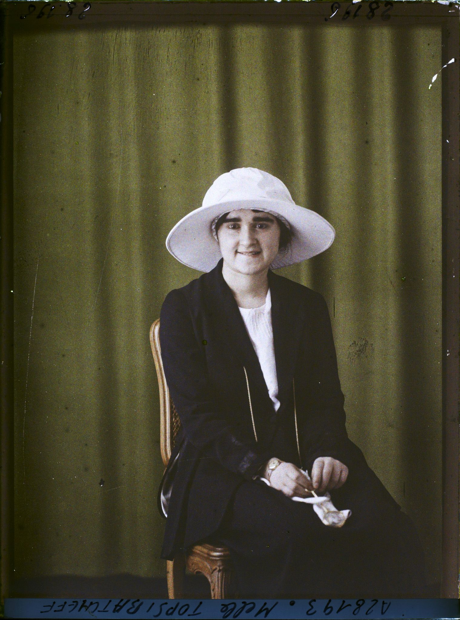 Image représentant https://musee-albert-kahn.s-museum.fr/home/NWQ2OTAwYzNmYjZlZTk1ZWQwODJmMjY4L2dlbmVyaWMtbm90aWNlLXRhYi9hdXRob3JpdHkvNjE3YTc5ZjVjZjhiODk2OGIzMzM3ZDIx/5d6900c3fb6ee95ed082f268/generic-notice-tab/authority/617a79ebcf8b8968b33378cb Mademoiselle Topsibatcheff