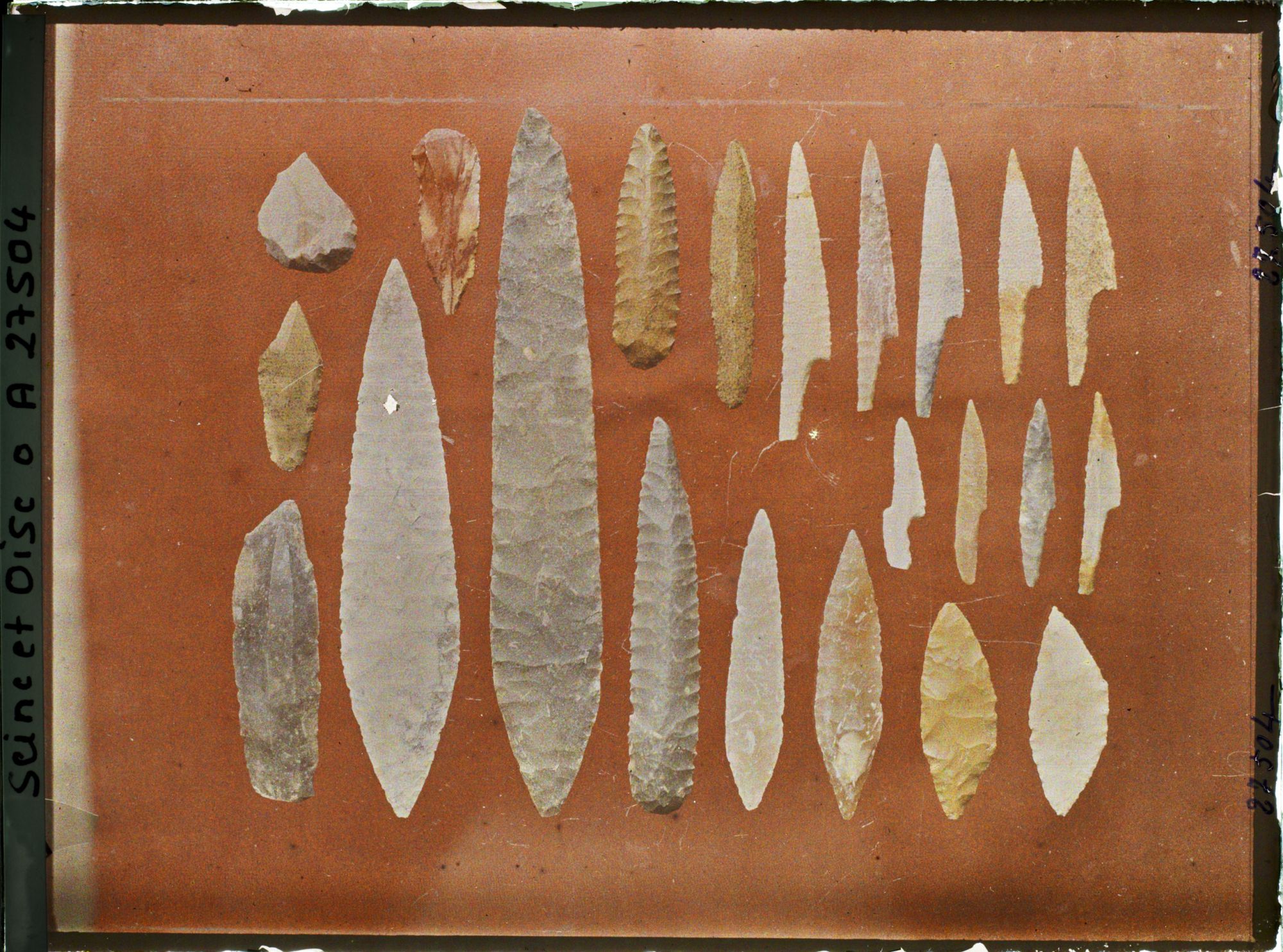 Image représentant France, St Germain- en- Laye, Musée, 1 Grattoir courbe 55030, 1 Burin 55030, 1 grattoir rond 55030, 1 grattoir rouge 54885, 1 grattoir (ocre) 54880, une pointe à bords retouchés 54880, Pointillé , une pointe à crans 54911, une autre 54913, une autre 54911, une autre (blanche et jaune ) 54913, une autre (jaune tigré) 54913, une autre grise noir 54915, une pointe à cran 54915, pointe à cran à double encoche (blanche)54910, 1 P.solutr 54912 grise , 1 P. sole 54969, 1 grattoir 54474, 1 P. sol.silex (Jaune transparent) 54973, 1 P. sl Jaspe jaune 54973, 1 P. s. 54973, Grotte du Placard