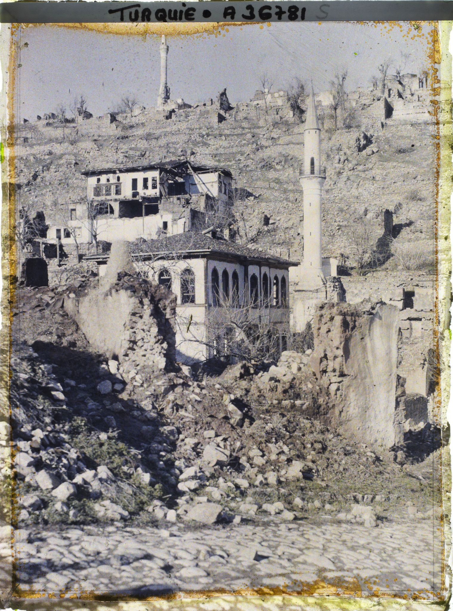 Image représentant Turquie, Biledjik, Minaret du Sultan Osman et minaret Ab. Mesdjid