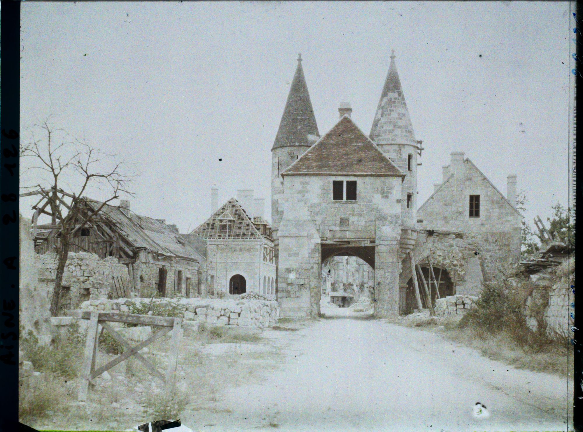 Image représentant France, Longpont, Porte fortifiée de l'enceinte du Village façade extérieure