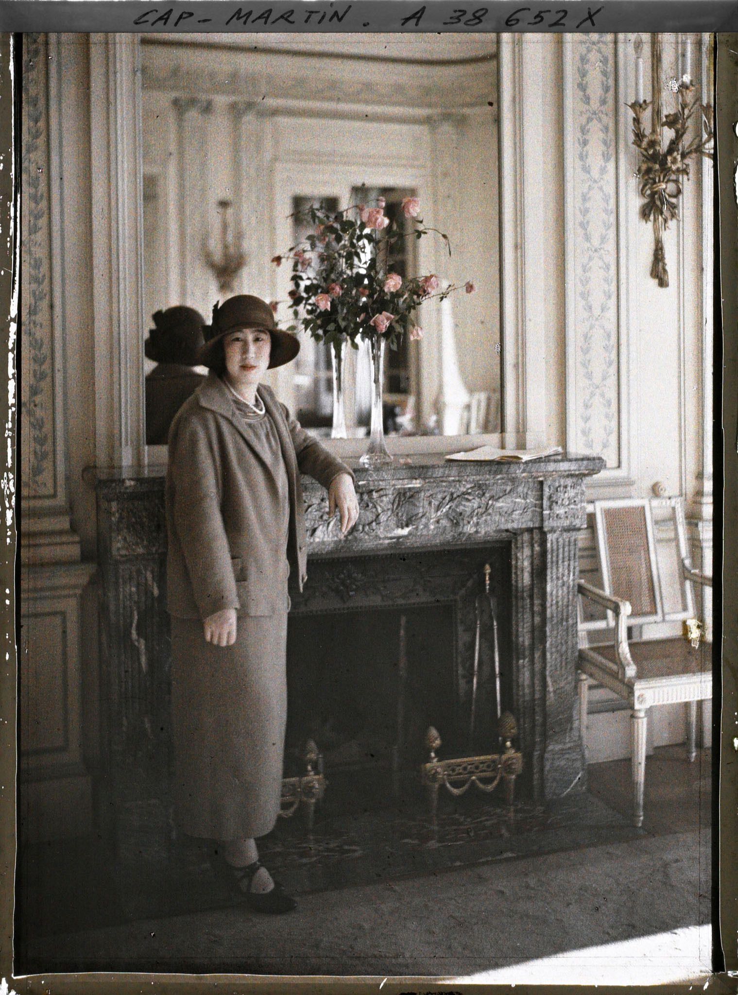 Image représentant Madame Nagaoka, invitée par Albert Kahn dans un salon de sa villa