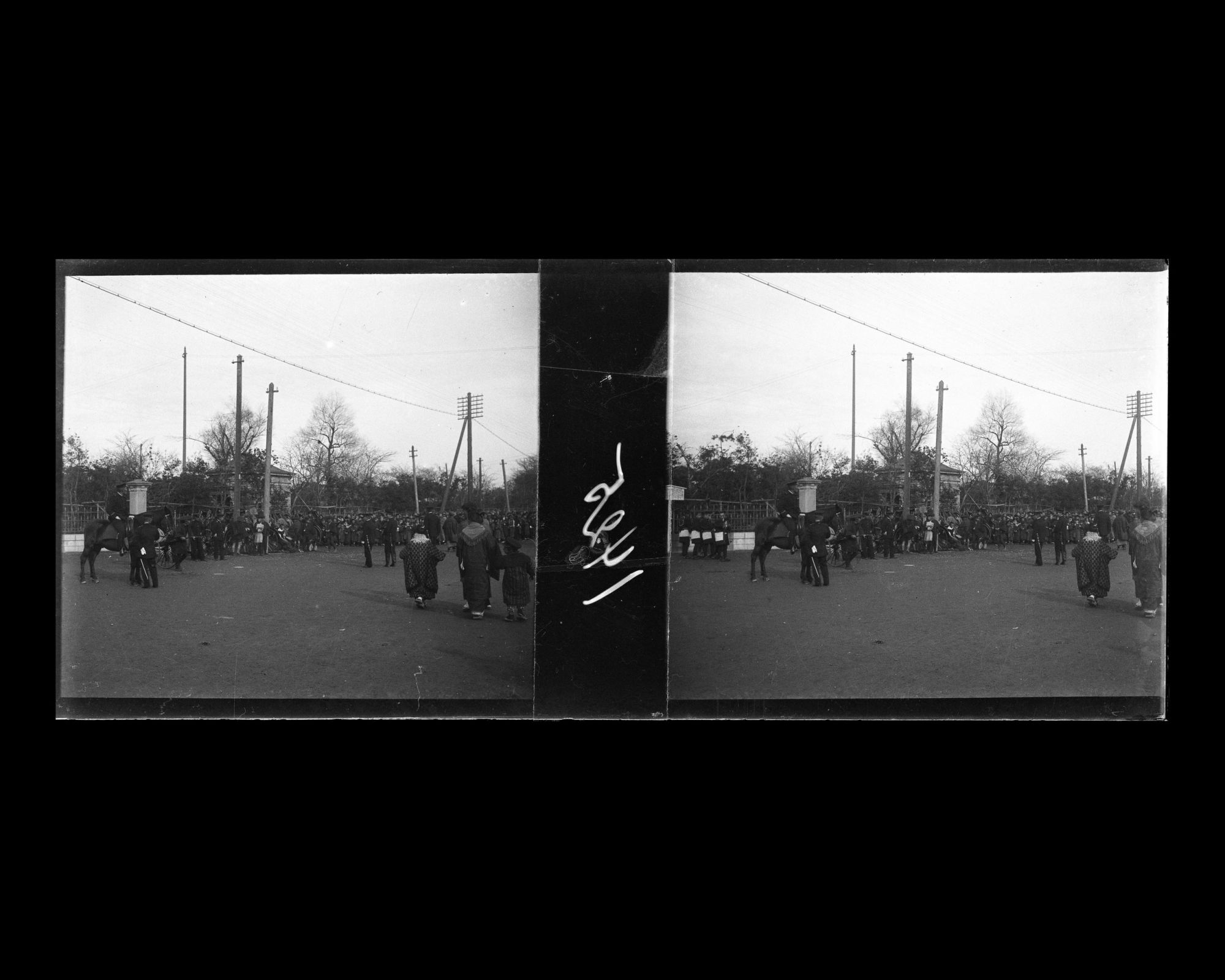 Image représentant Près du parc Hibiya, préparatifs pour la revue des pompiers