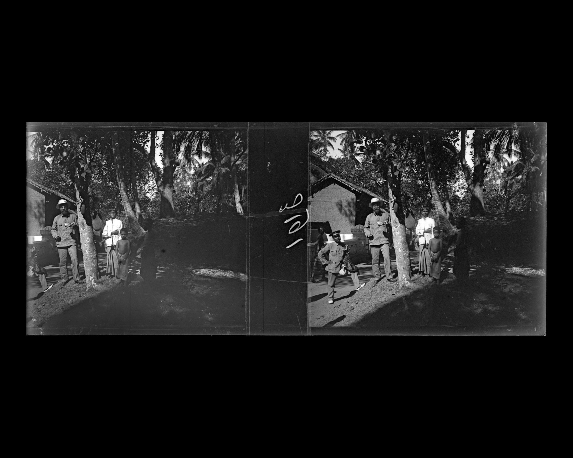 Image représentant Un Occidental (Albert Kahn?) pose en compagnie de Cingalais