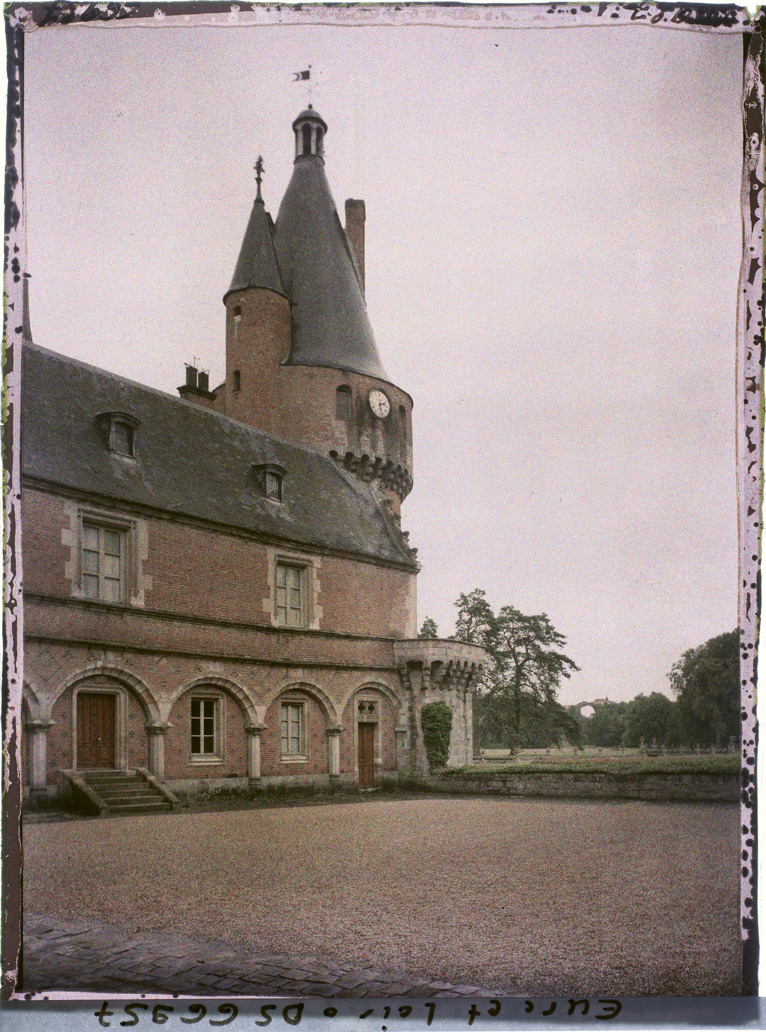 Image représentant La façade sur la cour d'honneur de l'aile Renaissance du château et la tour en poivrière