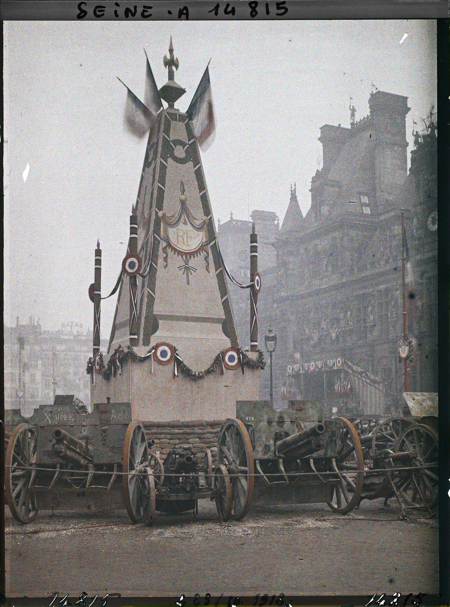 Image représentant Pylône élevé sur la place de l'Hôtel de Ville pour le 4ème emprunt national