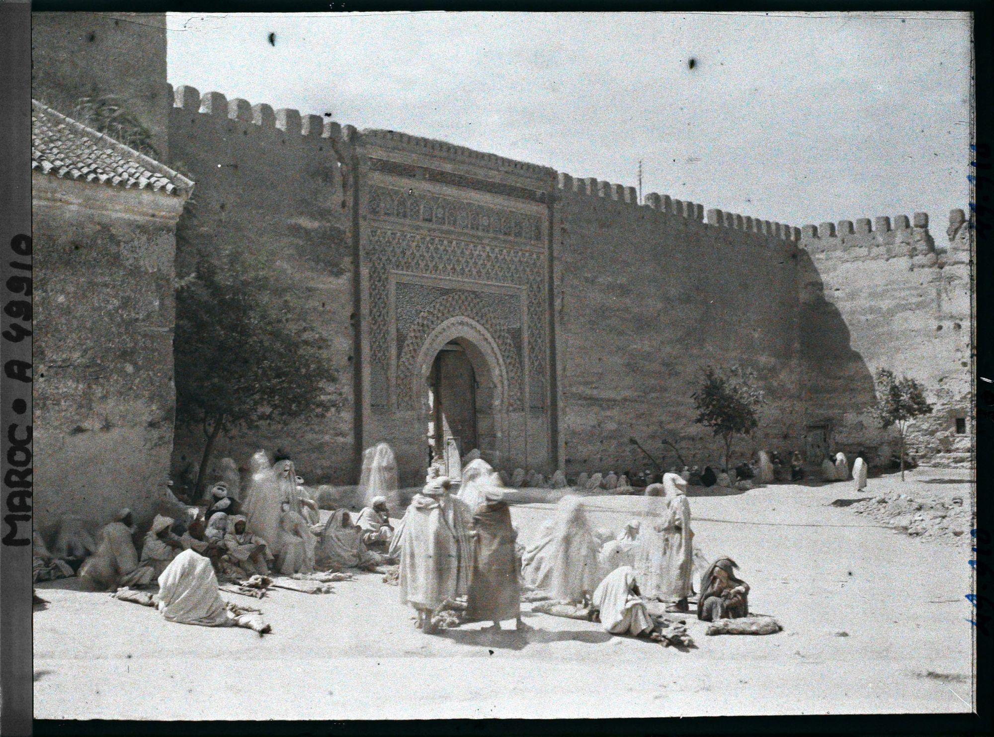 Image représentant Le marché aux peaux de moutons près de la porte bâb Jemâa en-Nouar (" porte de la mosquée des Fleurs ")