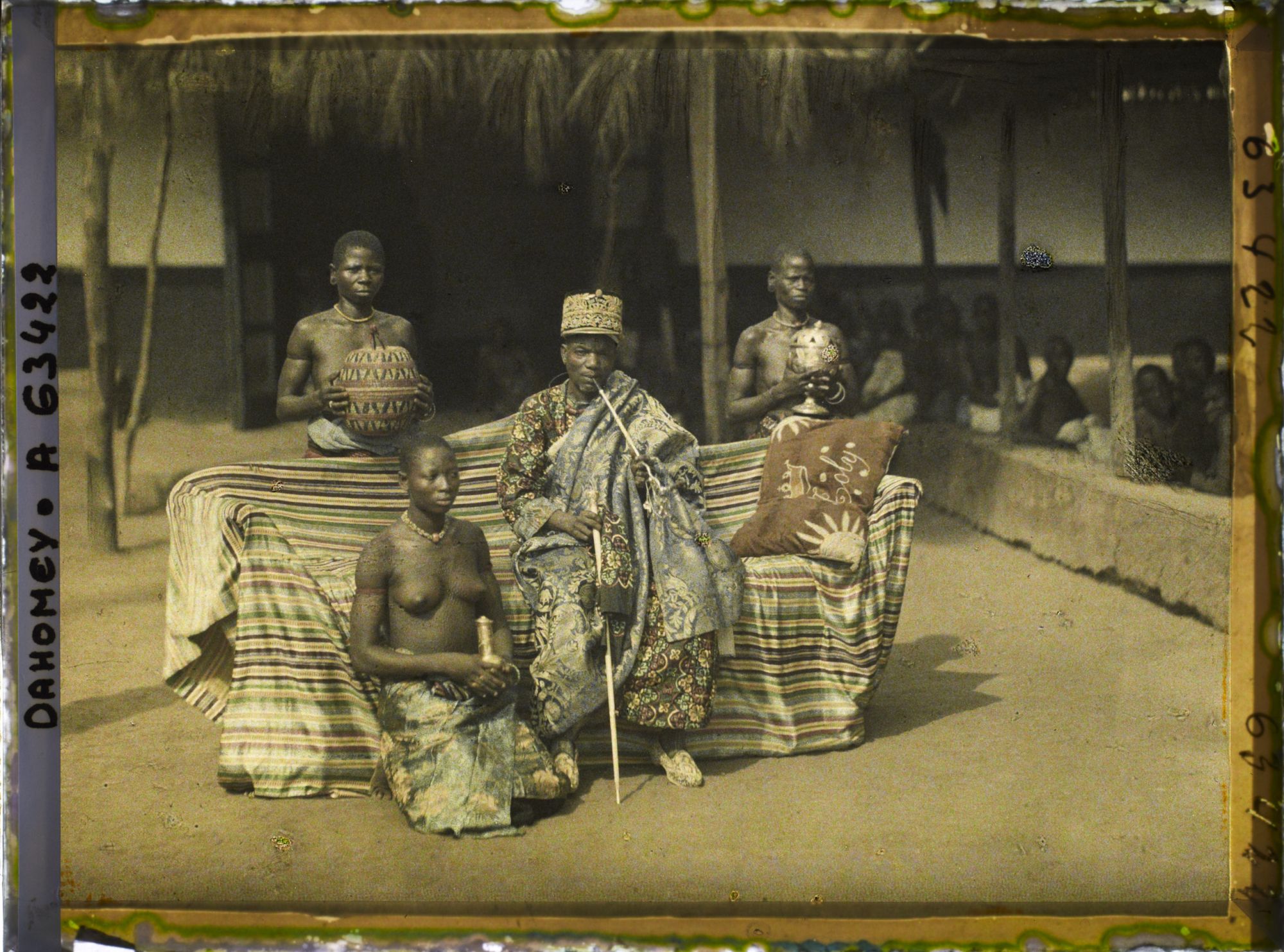 Image représentant Le roi Tôli entouré de ses femmes