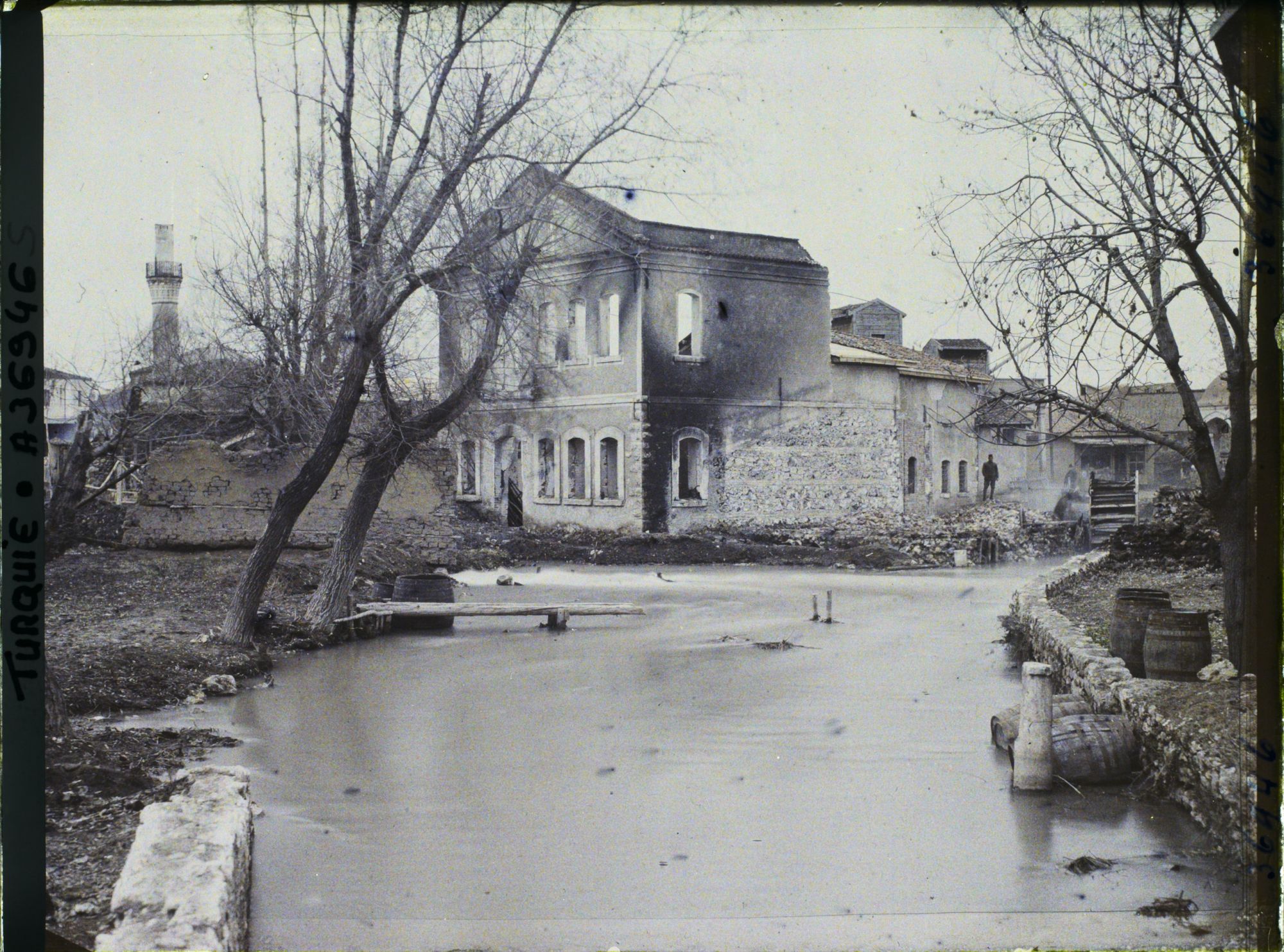 Image représentant Un autre moulin à eau brûlé