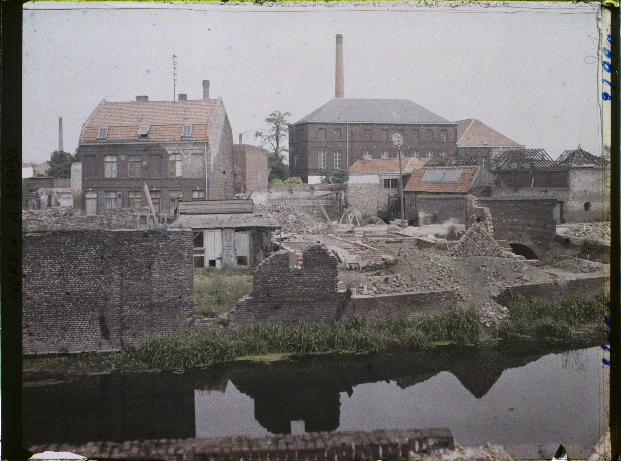 Image représentant France, Armentières, Usine et maison reconstruites