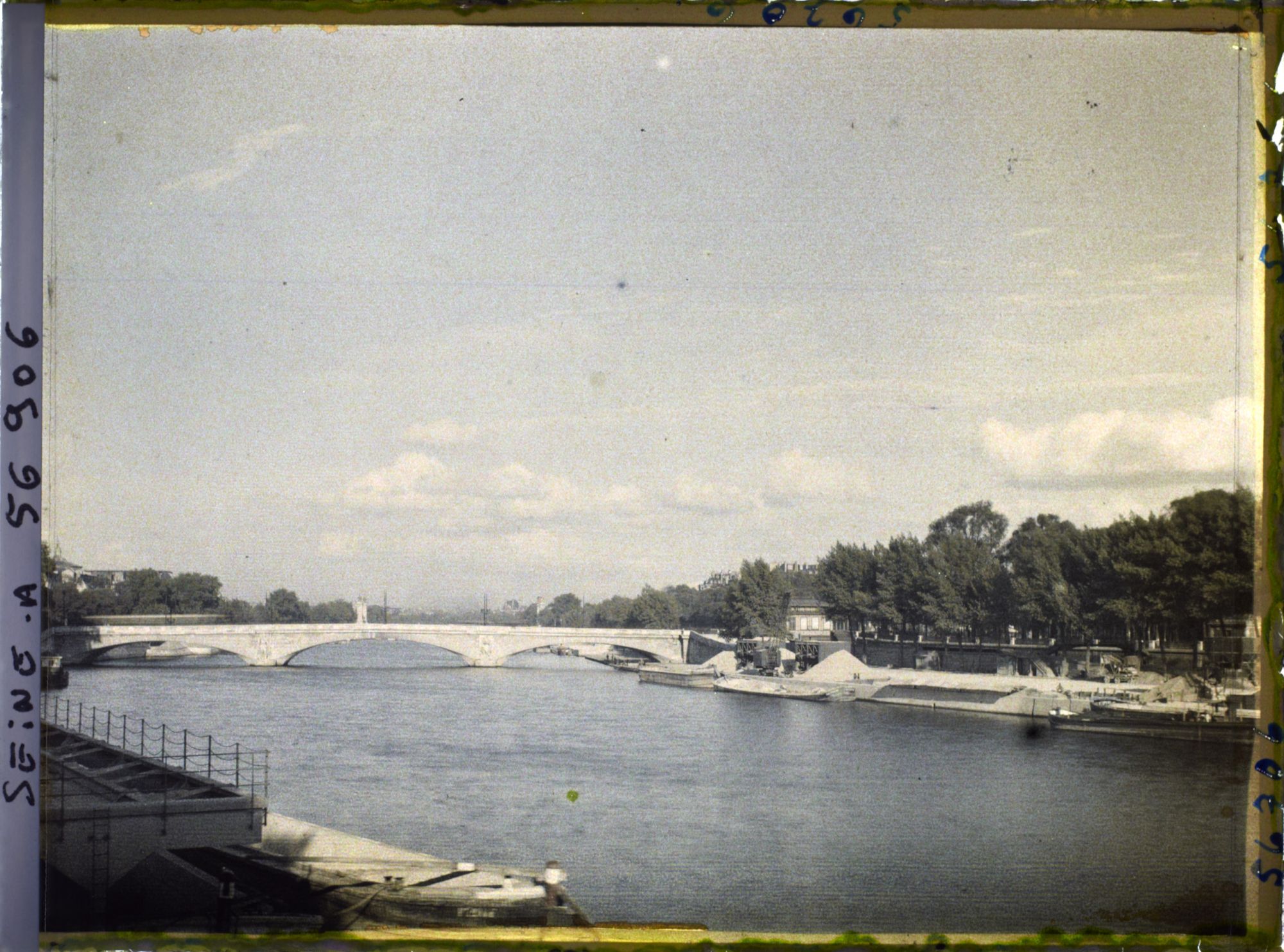 Image représentant Le ciel de Paris le jour de la signature du pacte Briand-Kellogg (vue sur le pont des Invalides depuis le port de la Conférence)