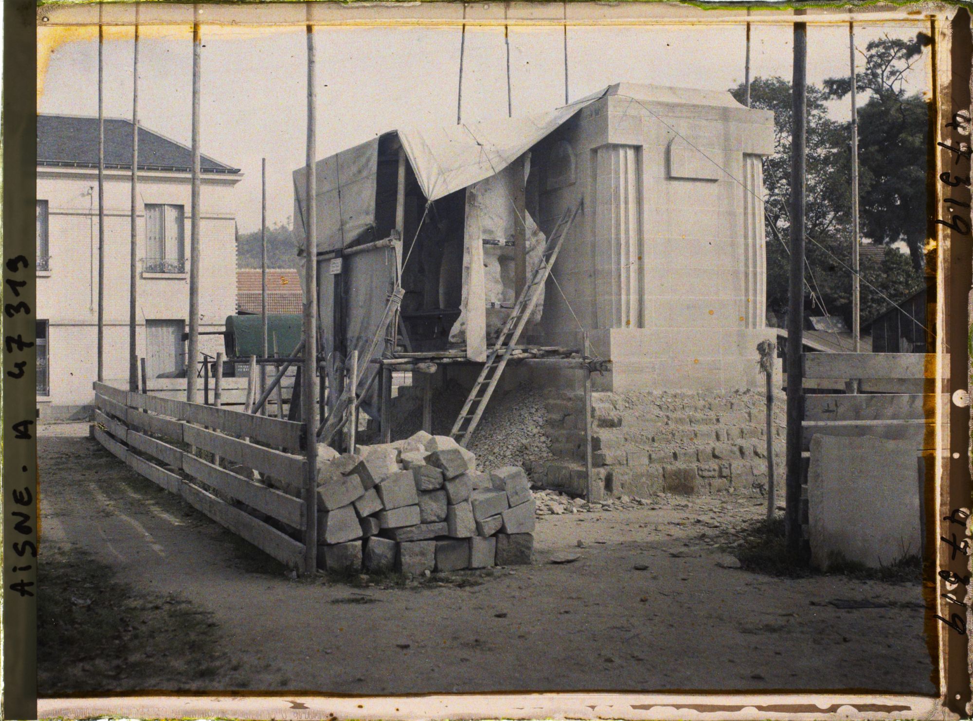 Image représentant France, Vailly, Monument aux Morts en exécution