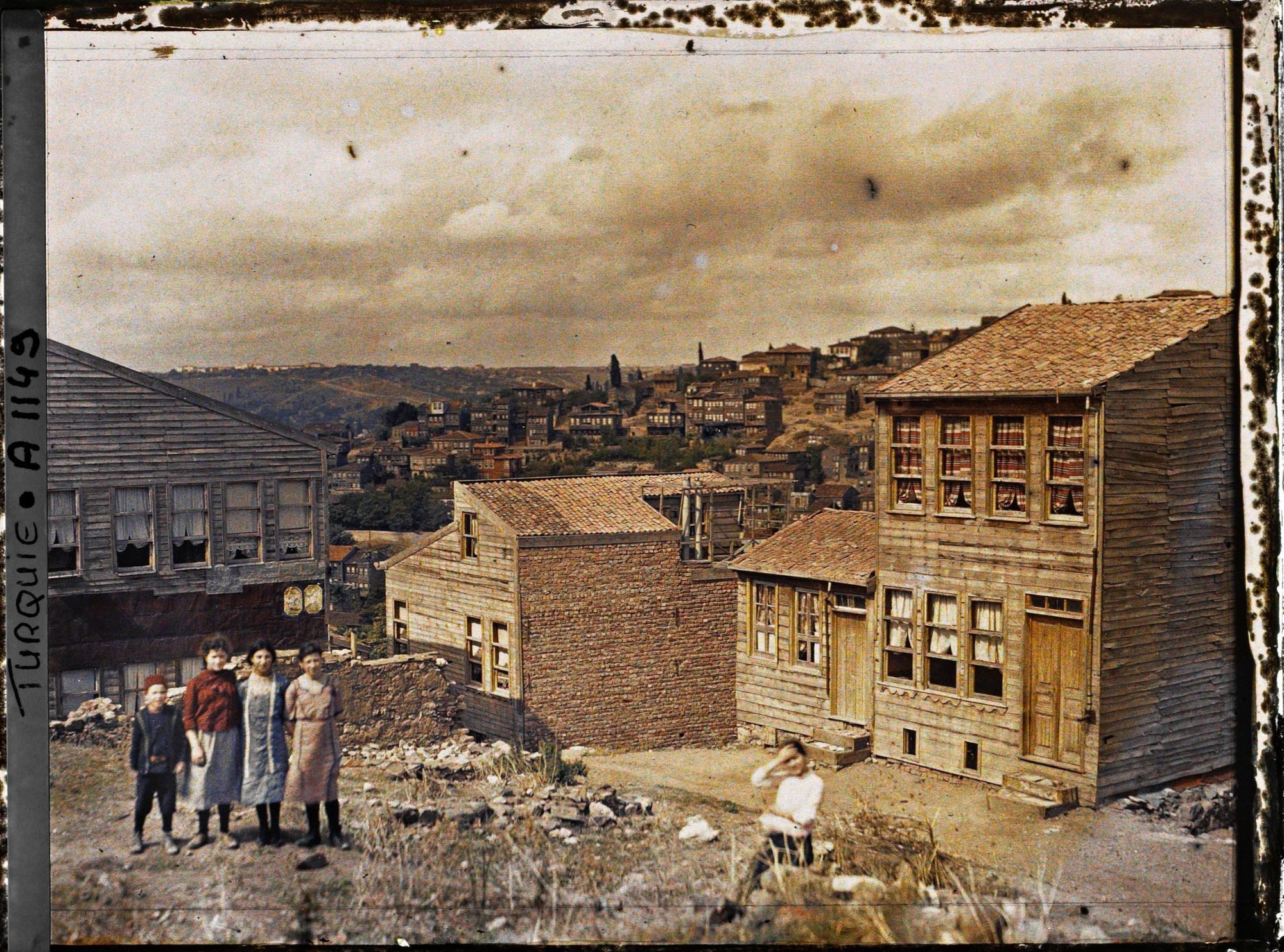 Image représentant Groupe de jeunes filles et maisons en bois dans le quartier de Pera (actuel Beyoglu)