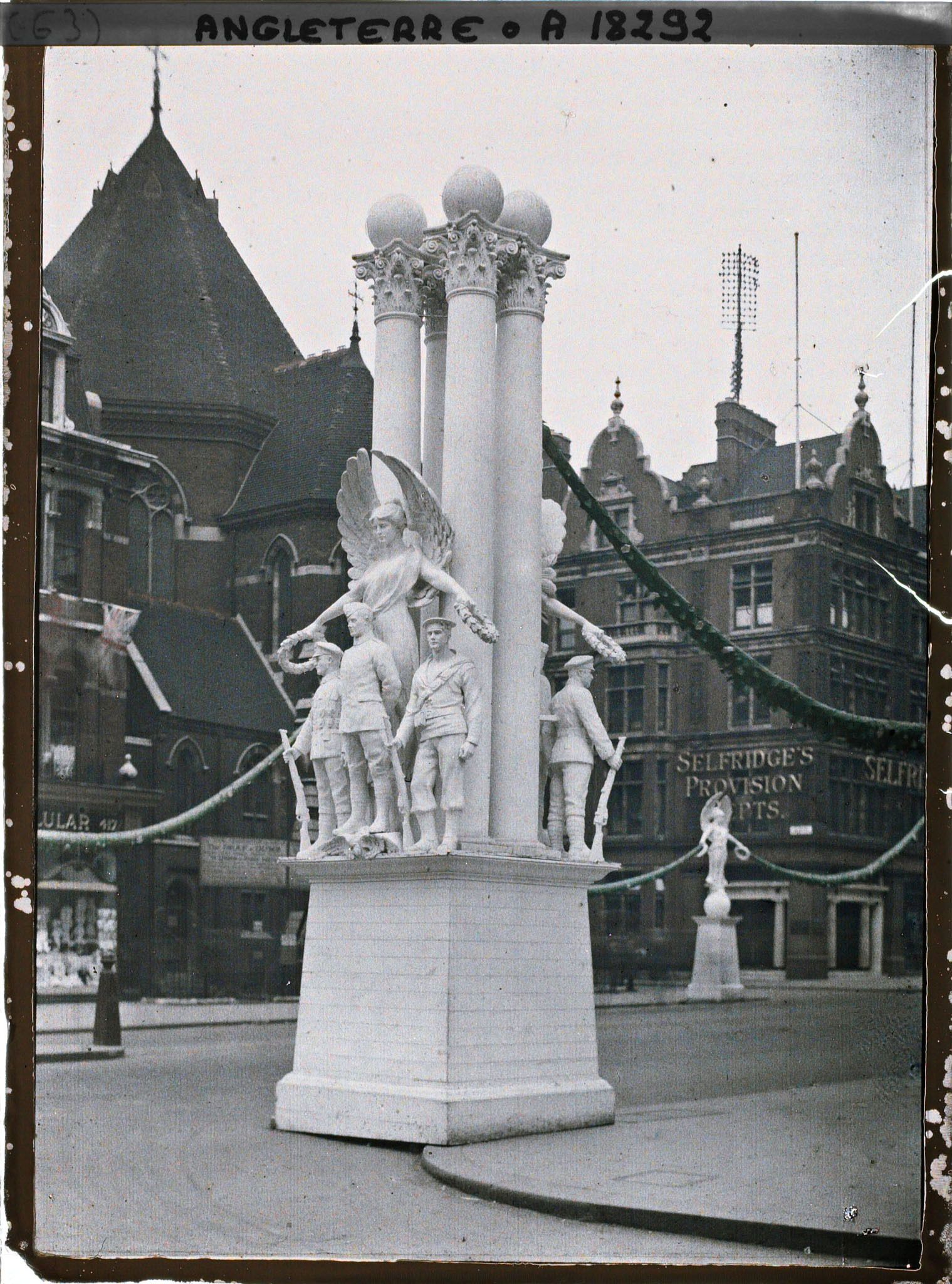 Image représentant Un des groupes sculptés en plâtre, érigés par les magasins Selfridge