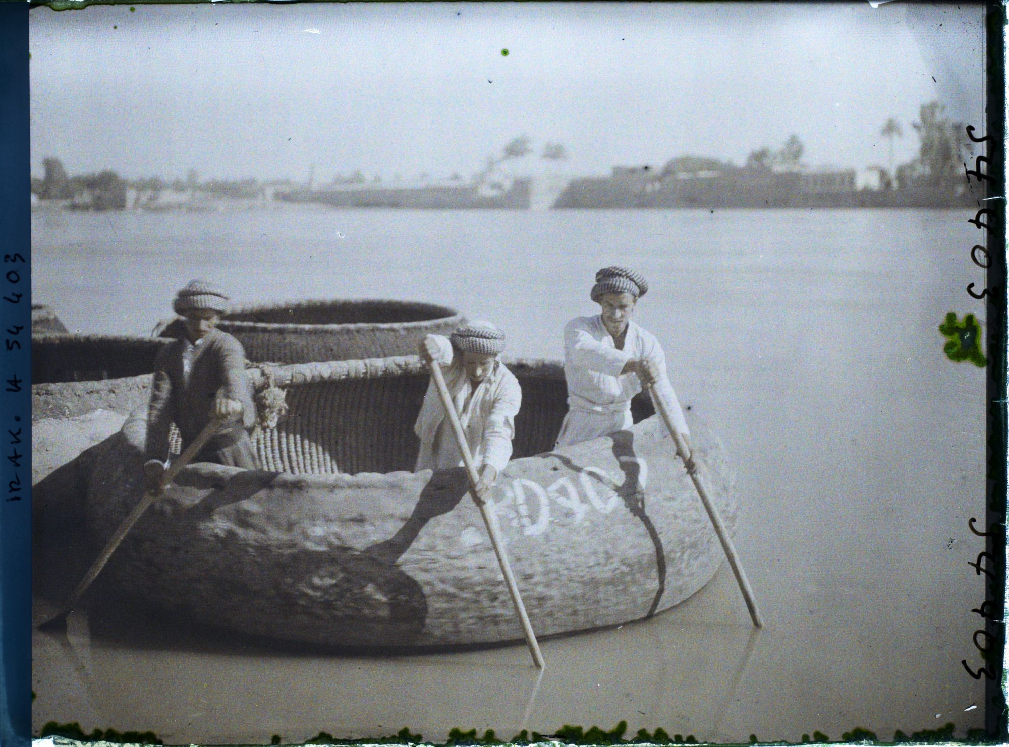 Image représentant Hommes à bord d'un couffa sur le Tigre