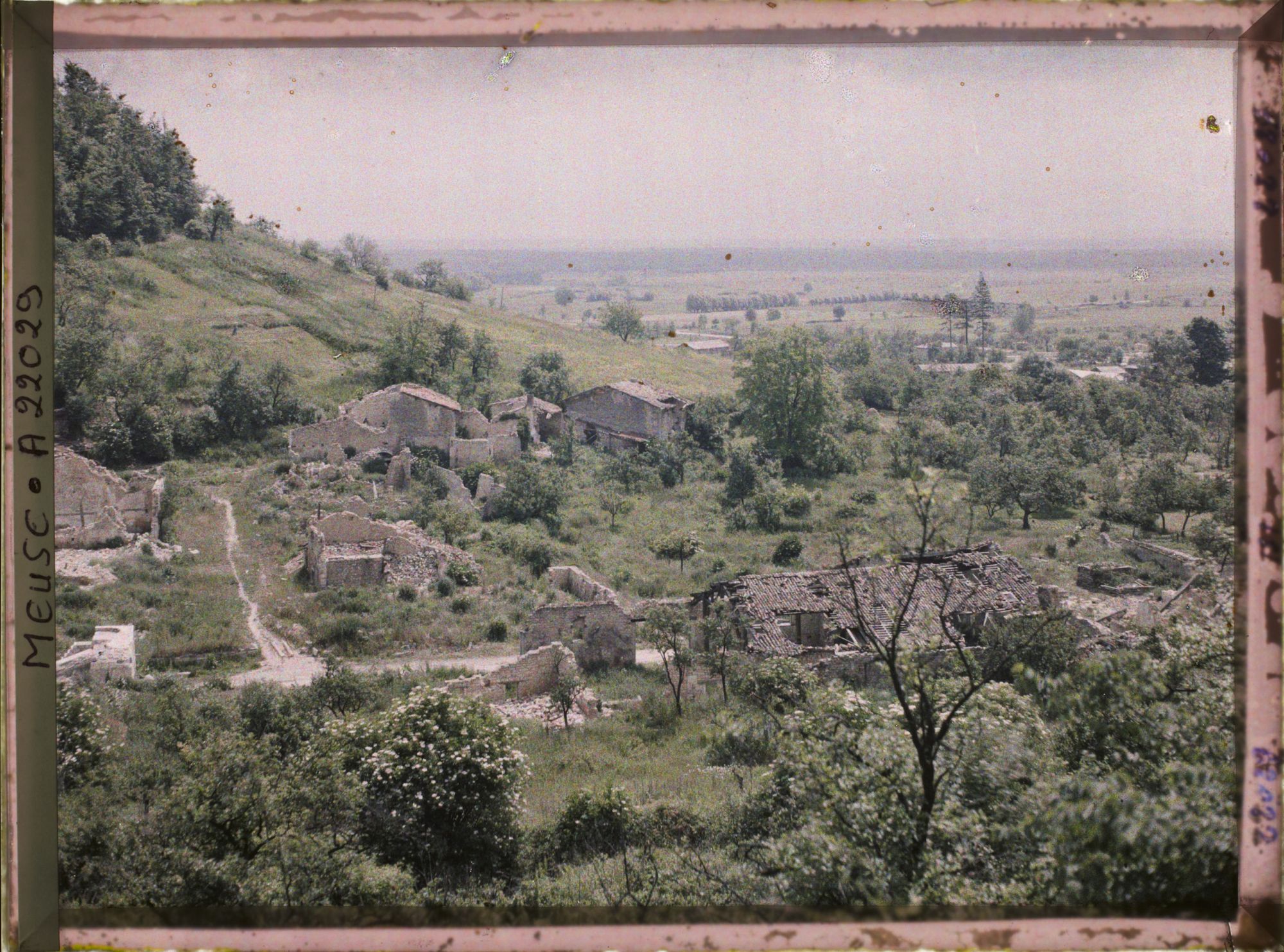 Image représentant France, Apremont, Village d'Apremont et plaine de la Woëvre