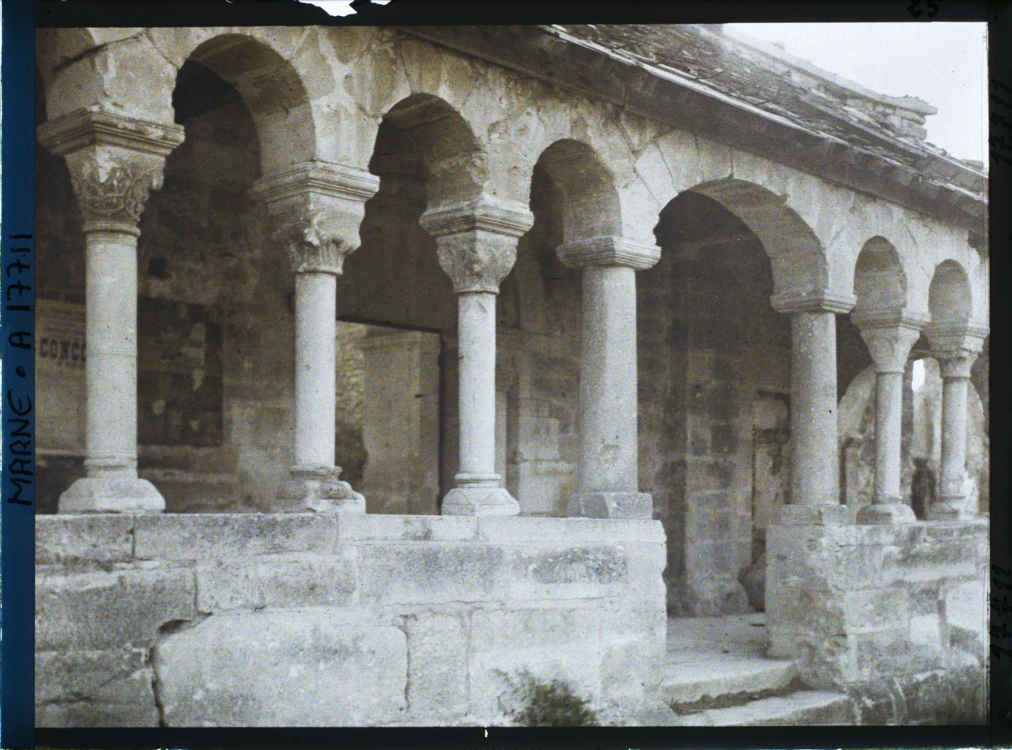 Image représentant Cauroy, Les Colonnes du Cloître (Détail)