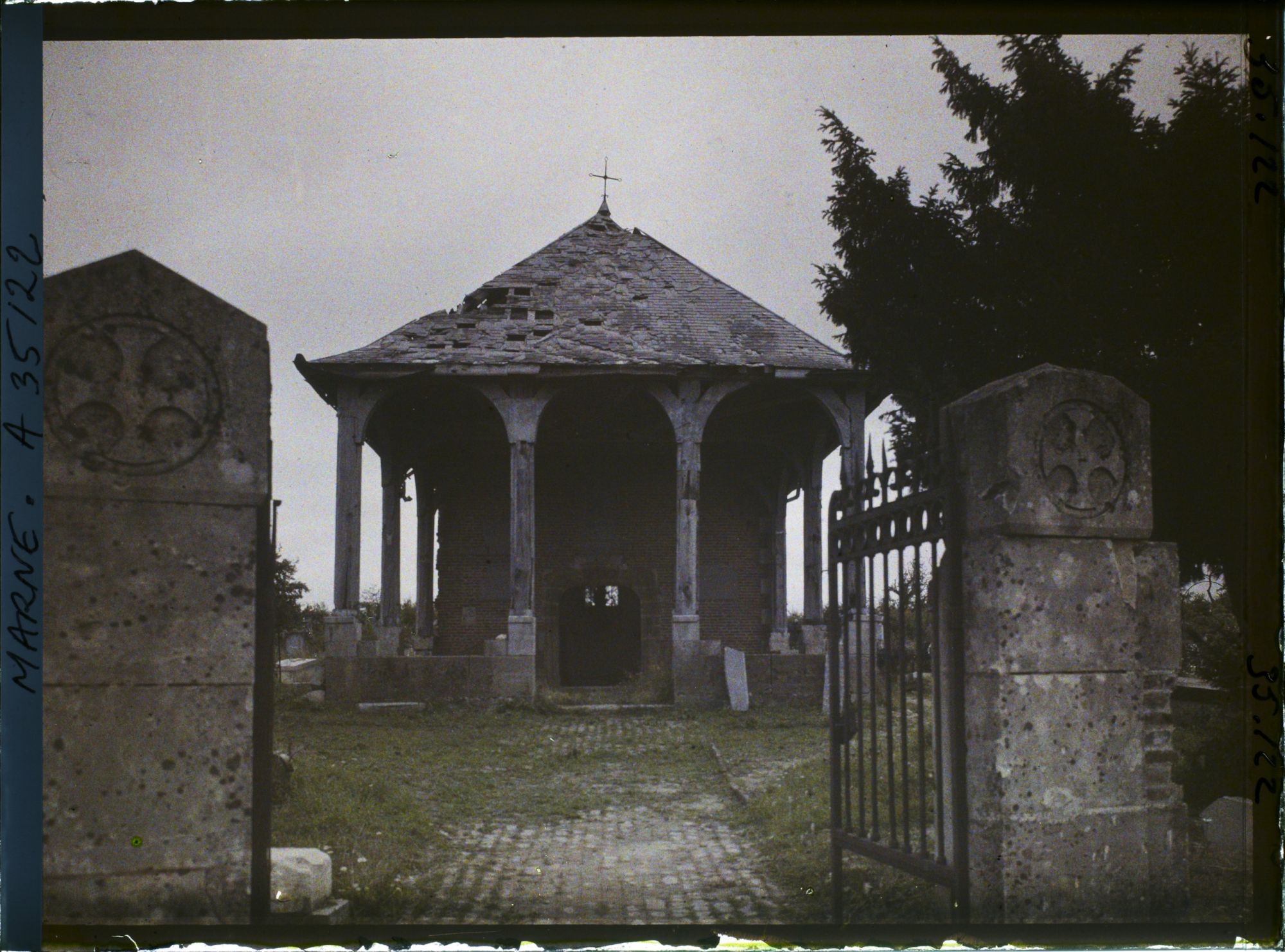 Image représentant France, Binarville (Meuse), Entrée de la Chapelle St Roch