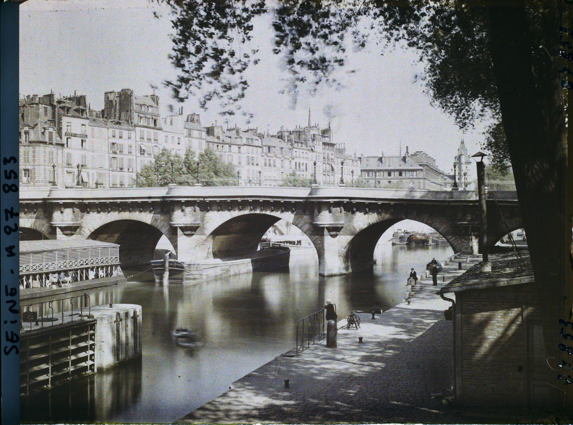 Image représentant Le Pont-Neuf et le quai des Orfèvres vus depuis le port de Conti
