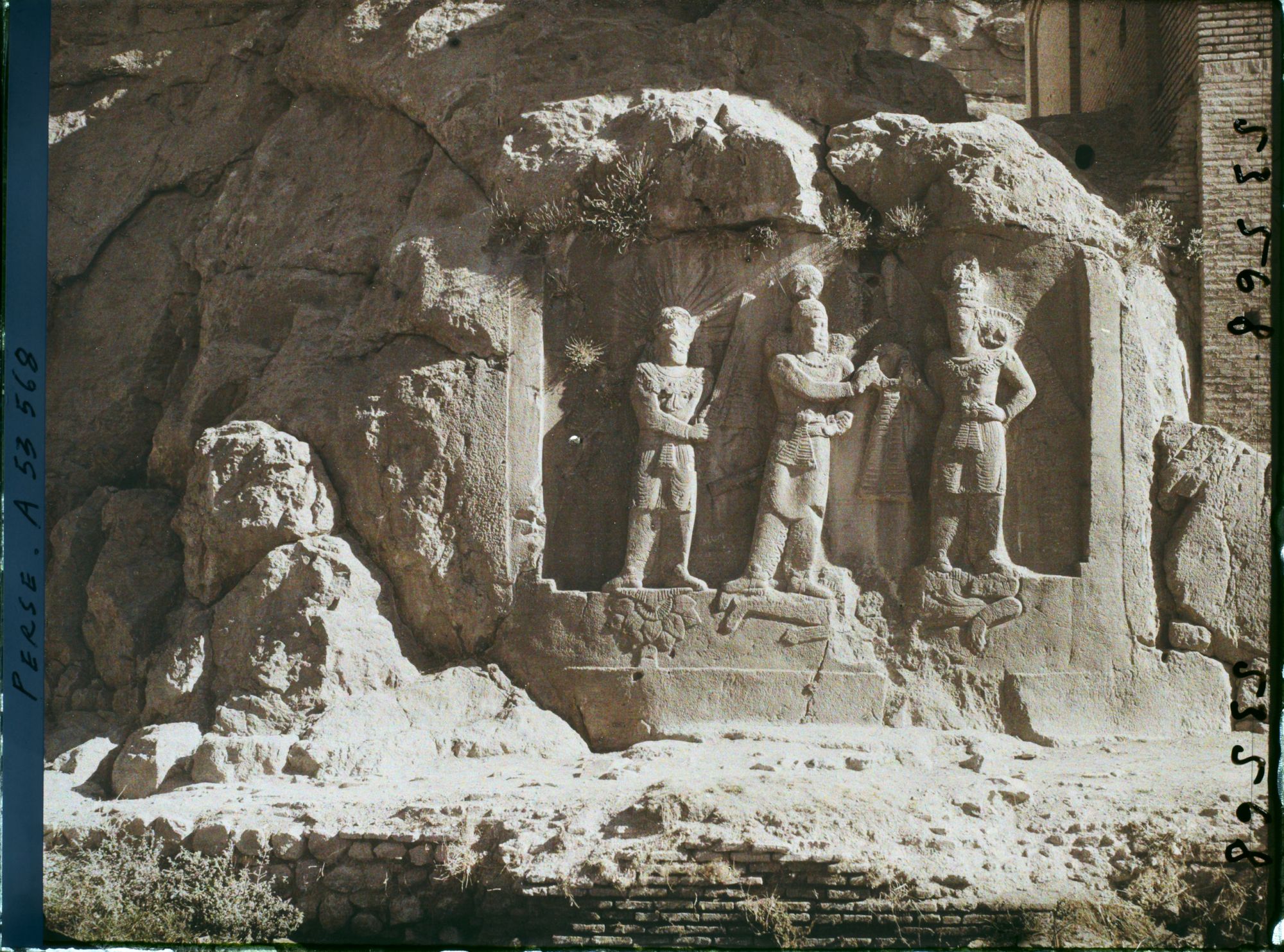 Image représentant A droite des grottes, haut-relief représentant l'investiture d'Ardashir II par Mithra et Ahura Mazda
