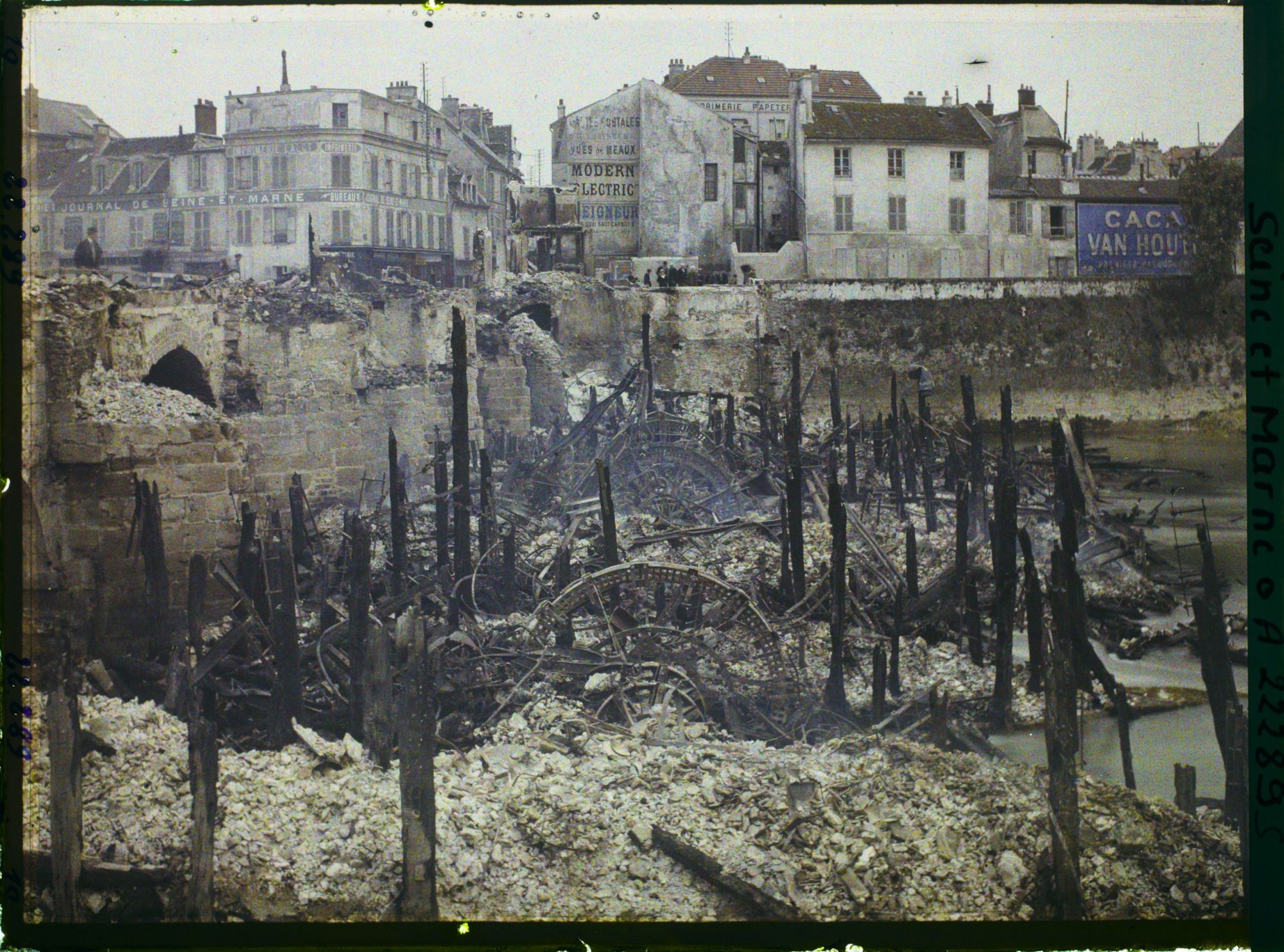 Image représentant France, Meaux, Les moulins pris de très près, de la rive droite de la Marne