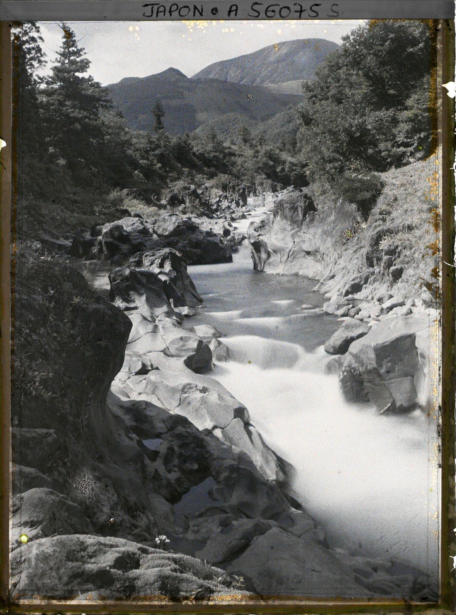 Image représentant La Daiyagawa (rivière Daiya) près des cascades et le Nantaisan (mont Nantai)