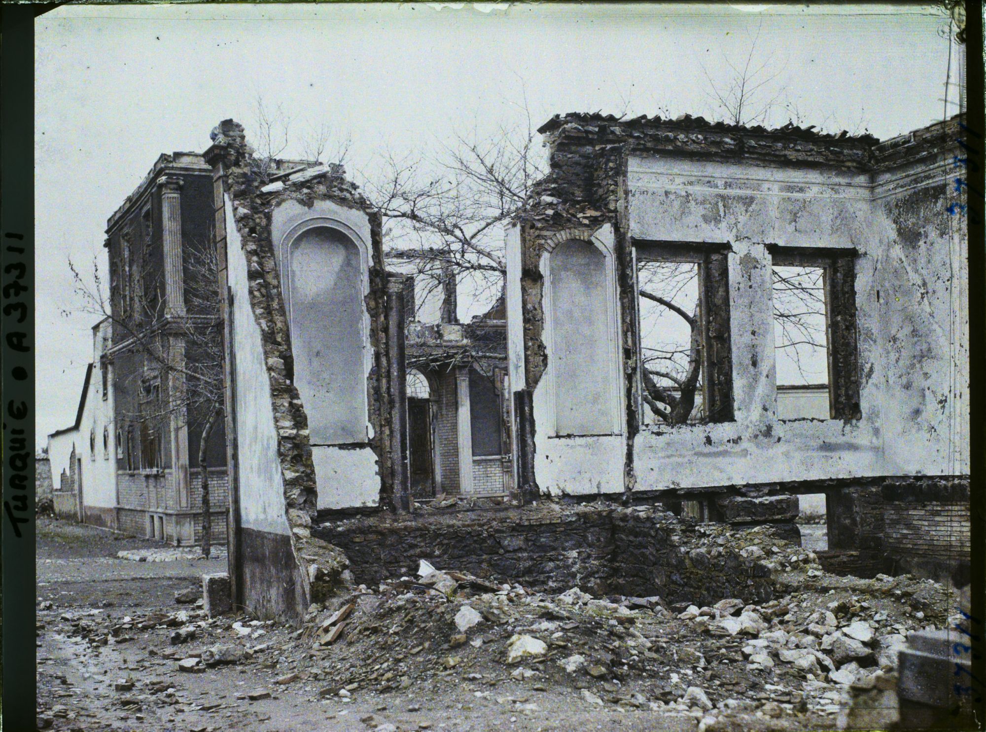 Image représentant Turquie, Magnesie, Une belle maison incendiée