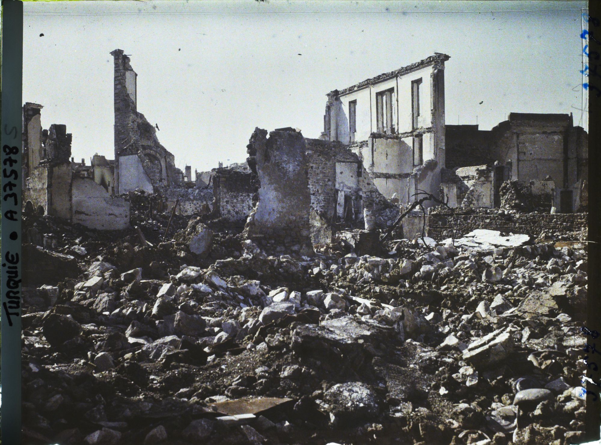 Image représentant Turquie, Smyrne, Une vue vers la Place Fasulieh