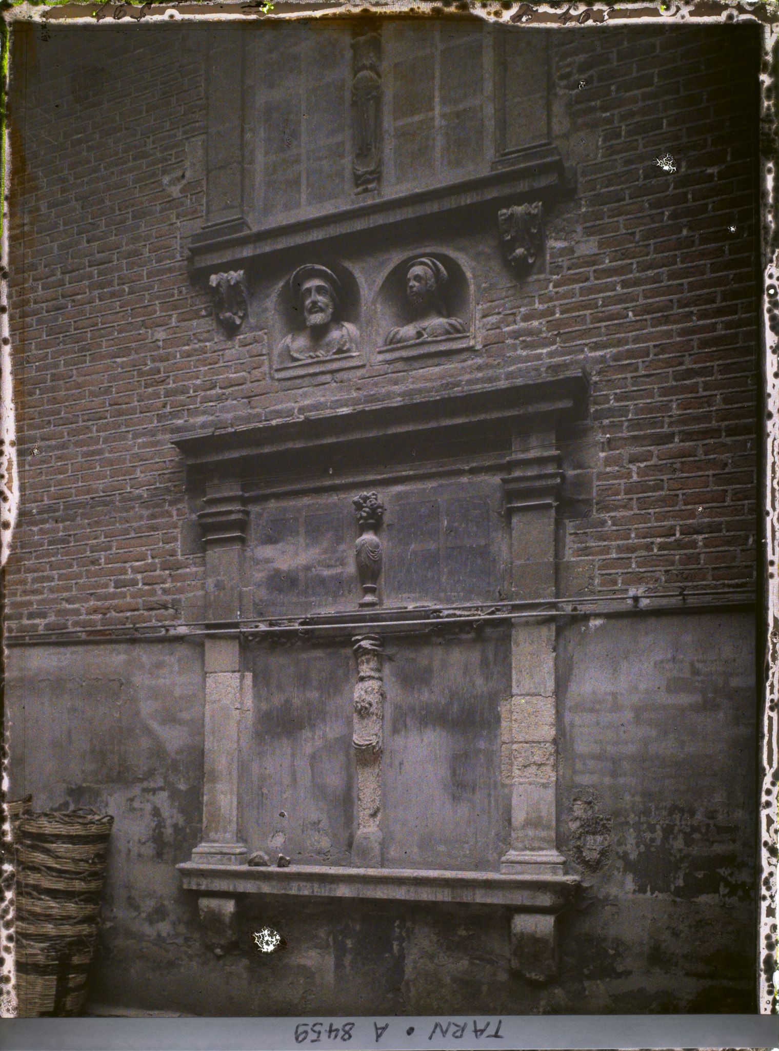 Image représentant La cour d'une maison ancienne rue Timbal, avec son puits
