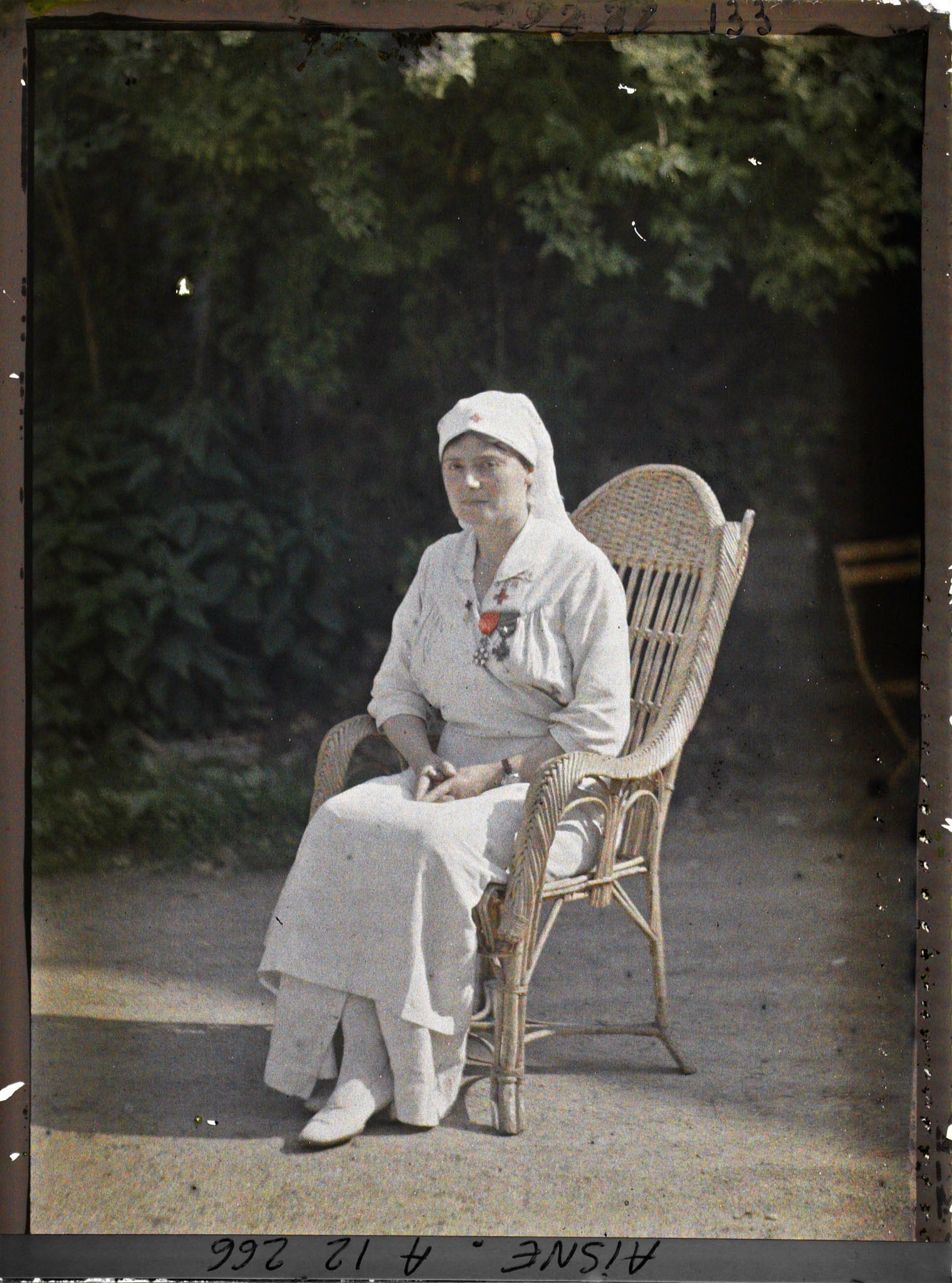 Image représentant L'infirmière major de Vauxbuin, Mademoiselle Anne-Marie Canton Bacara avec ses décorations