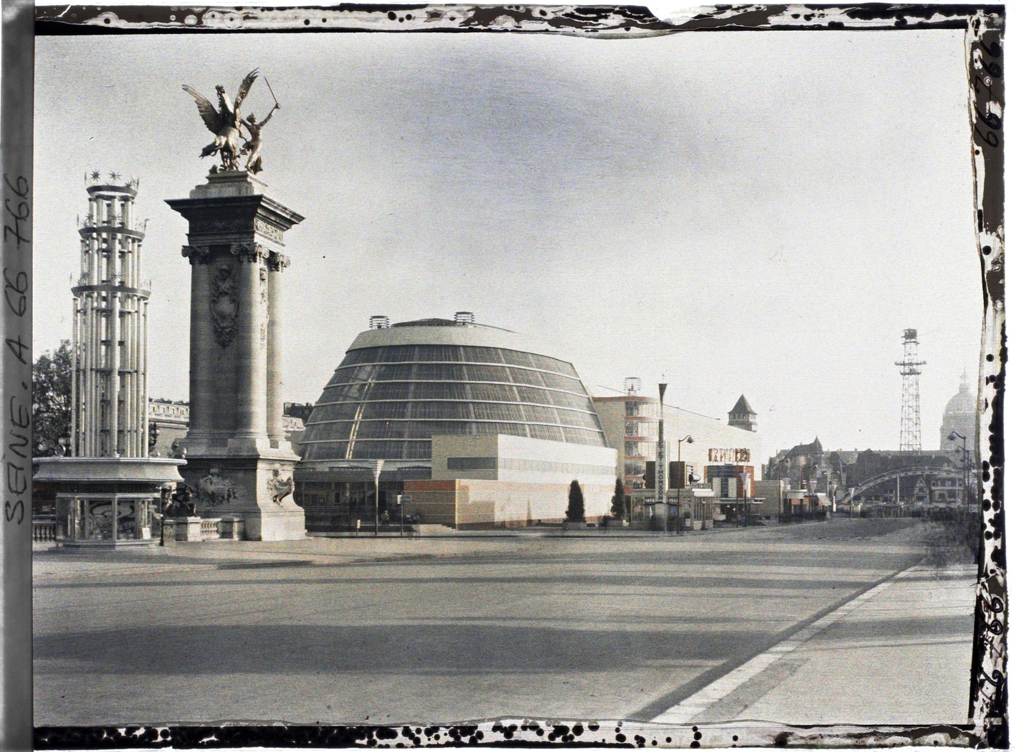 Image représentant L'Exposition internationale, le pavillon de l'Air et le parc d'attractions vus du pont Alexandre-III
