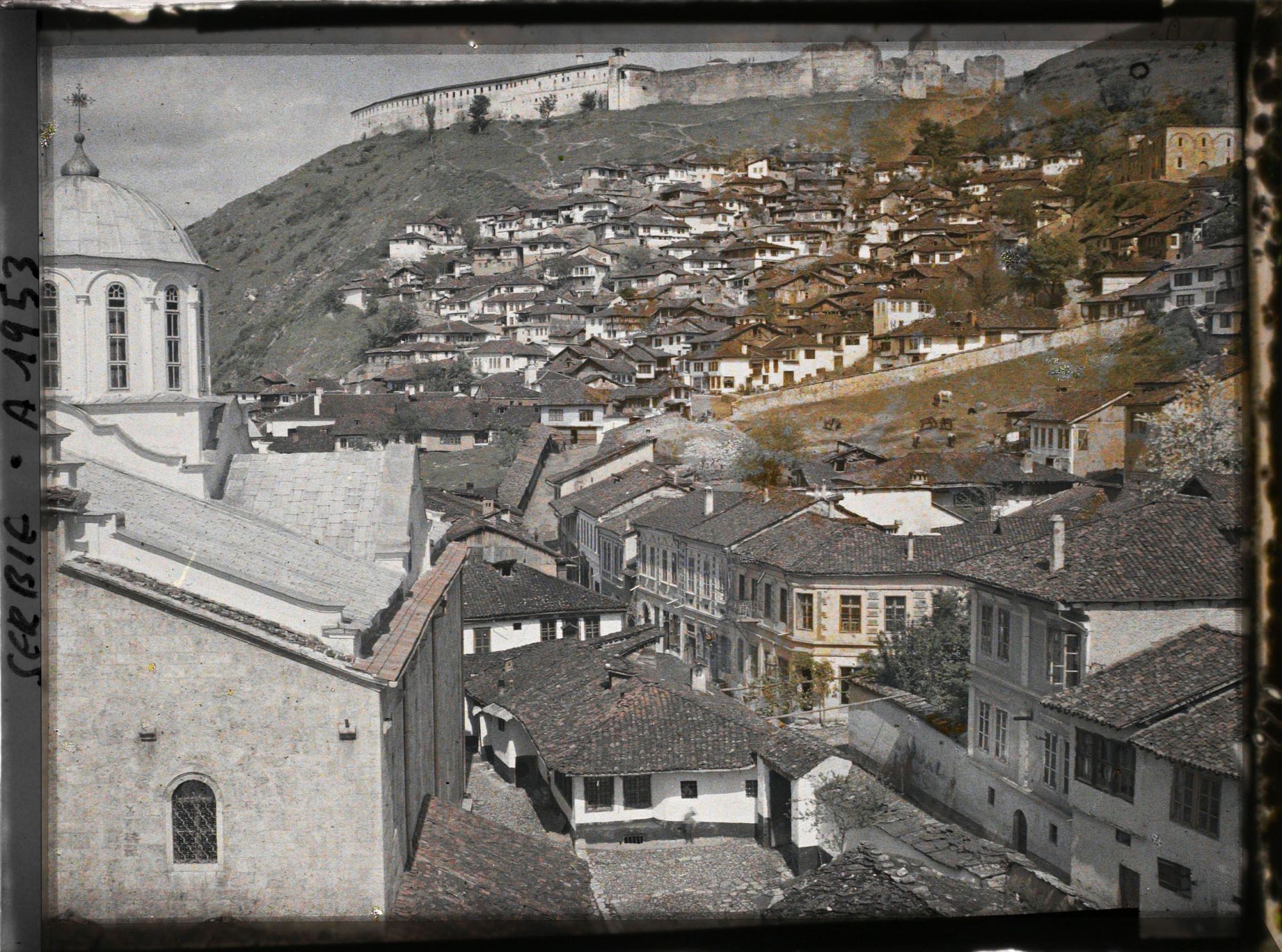 Image représentant L'église épiscopale Saint-Georges, les différentes parties de la ville et la forteresse prises du consulat de Russie