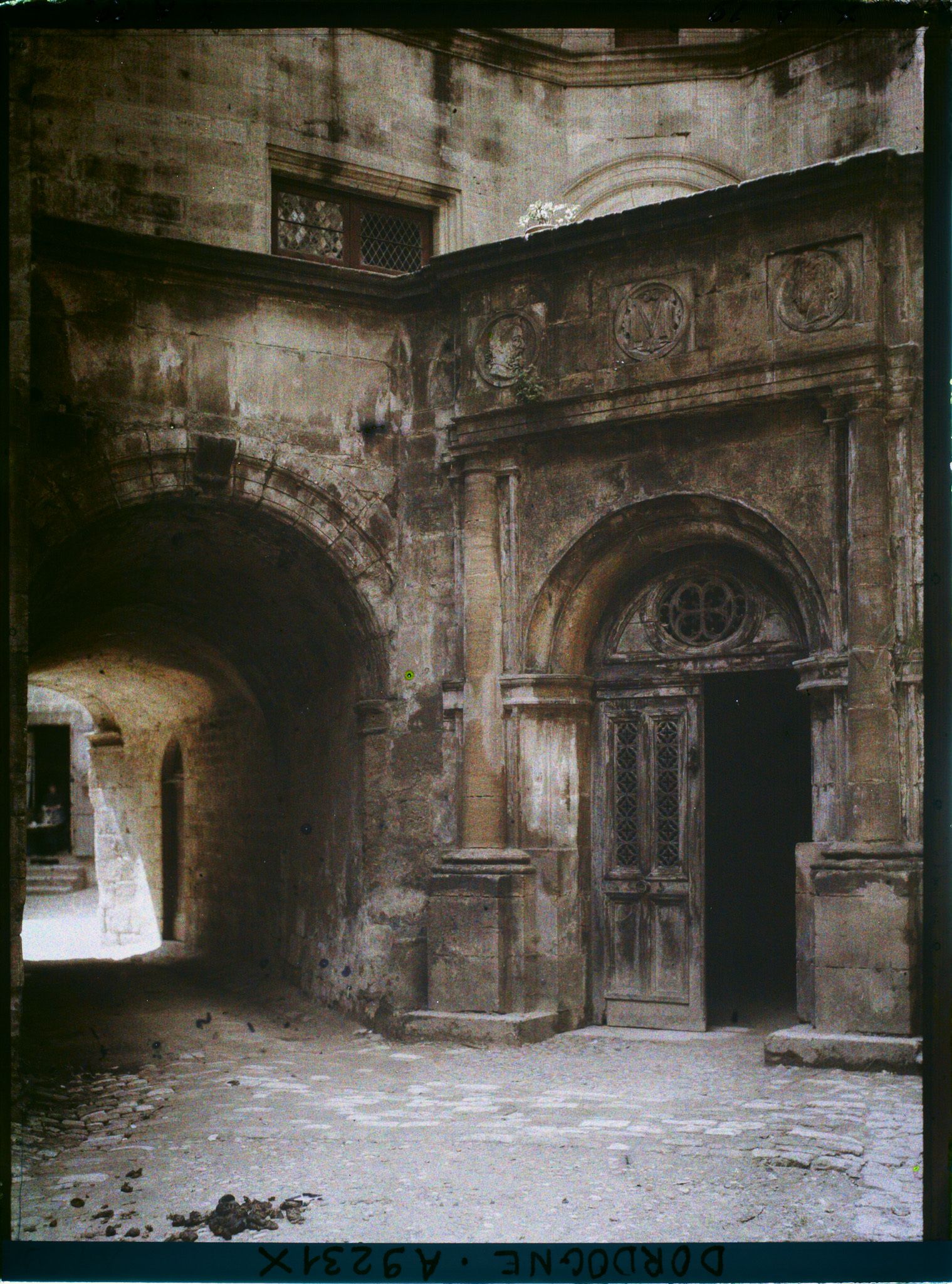 Image représentant France, Sarlat, Entrée de l'hôtel du marquis de Malleville