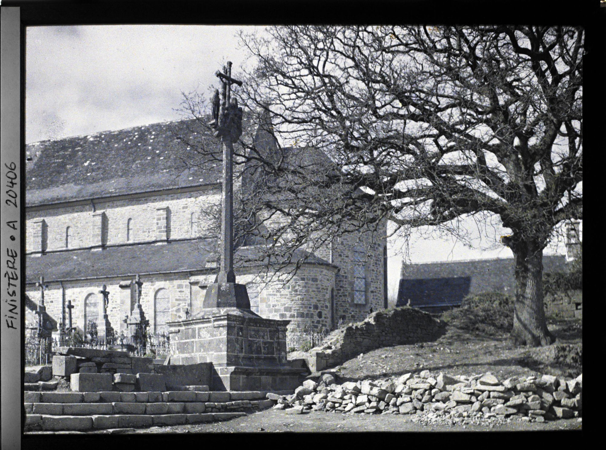 Image représentant L'église abbatiale Notre-Dame et la calvaire