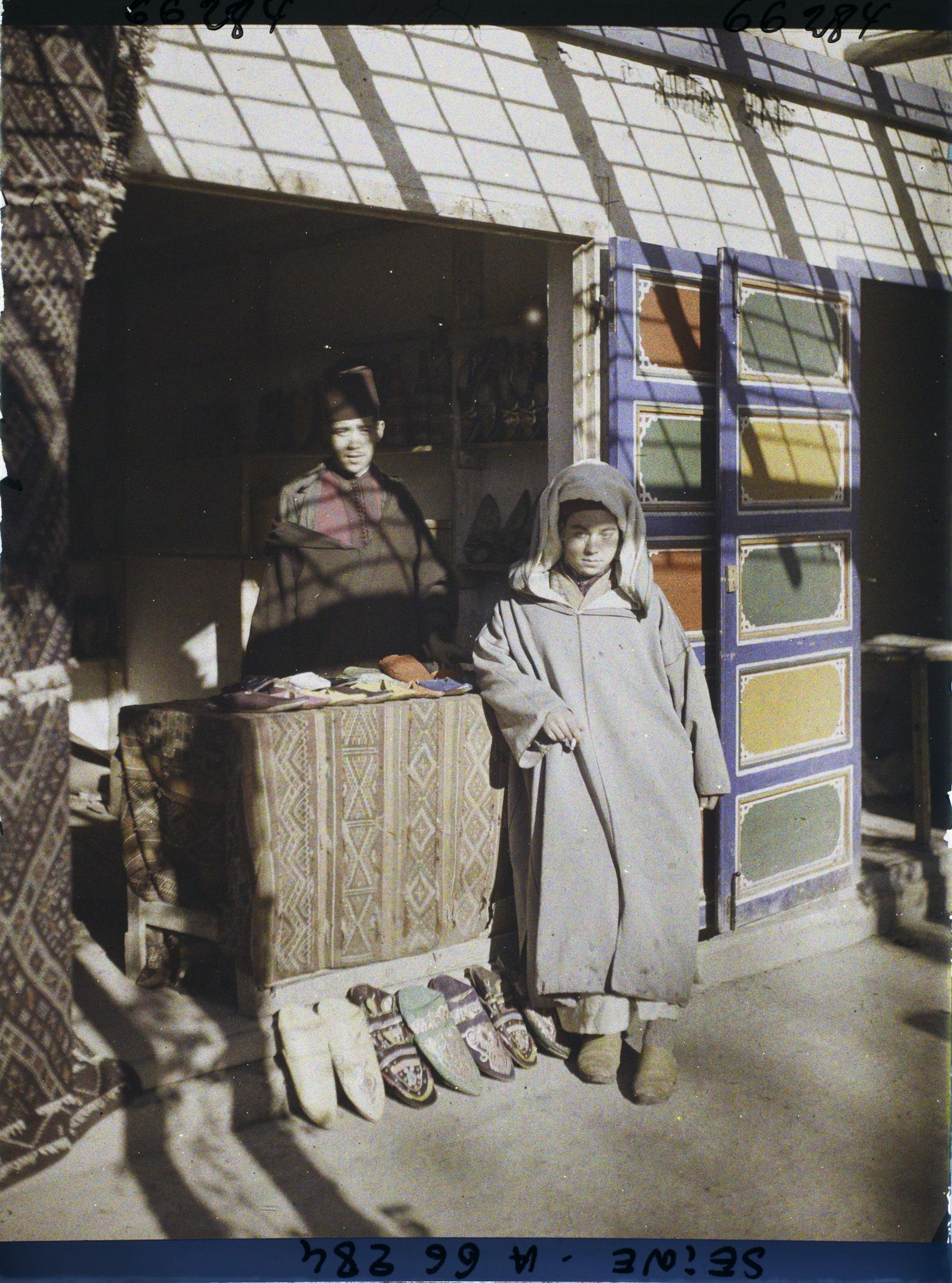 Image représentant L'Exposition Coloniale Internationale de 1931, marchands de babouches marocains