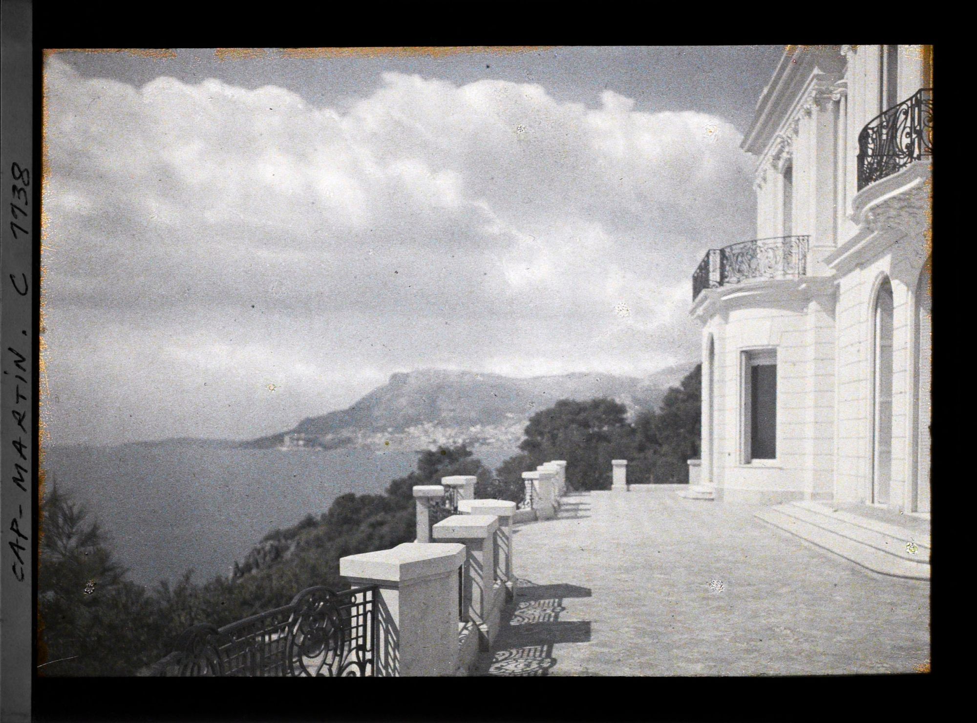 Image représentant Partie façade et terrasse supérieure de la villa Kahn, dite villa Zamir, vue en direction de Monaco