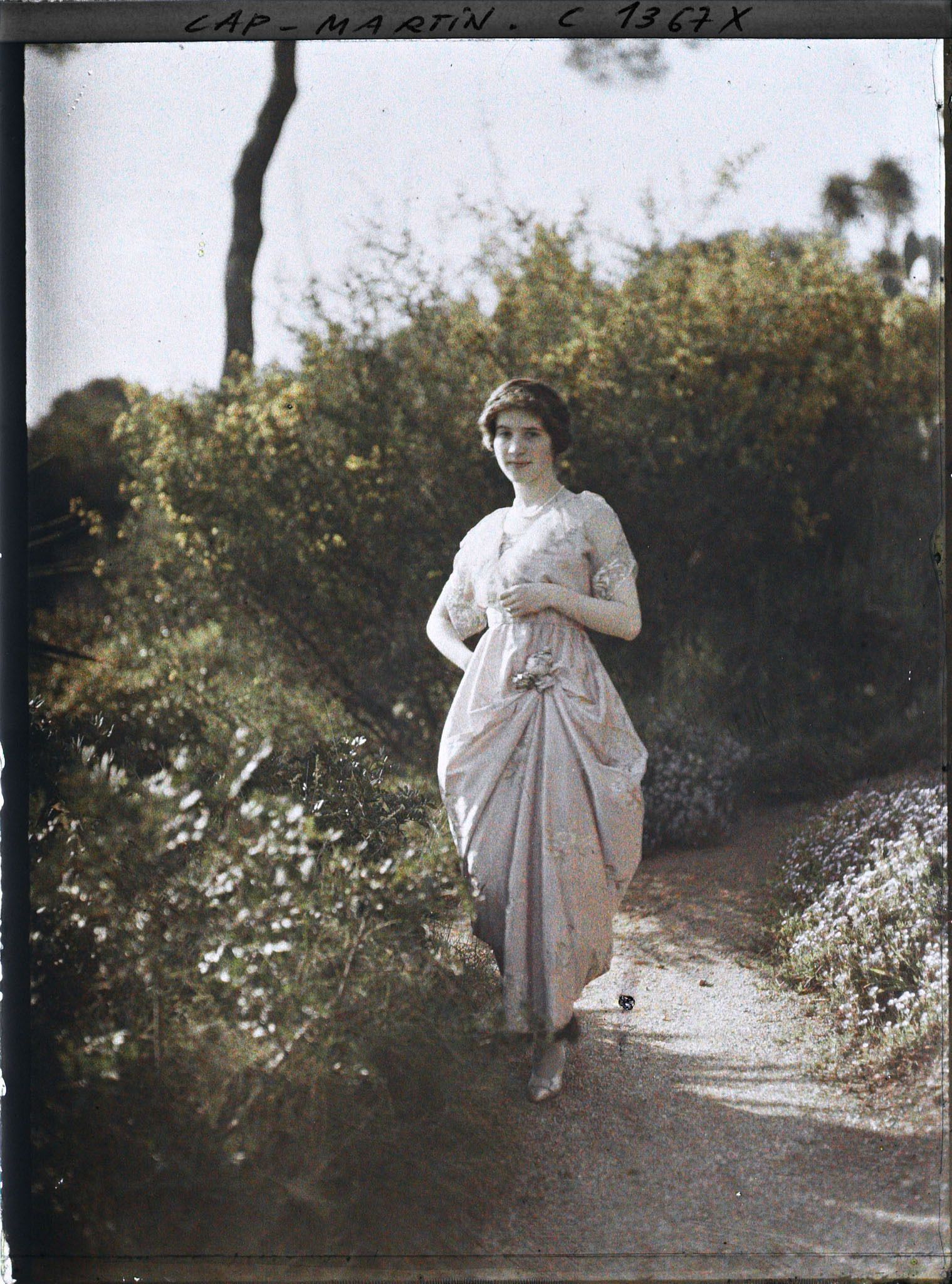Image représentant Mademoiselle Marie-Yvonne von Schoen dans le jardin d'Albert Kahn