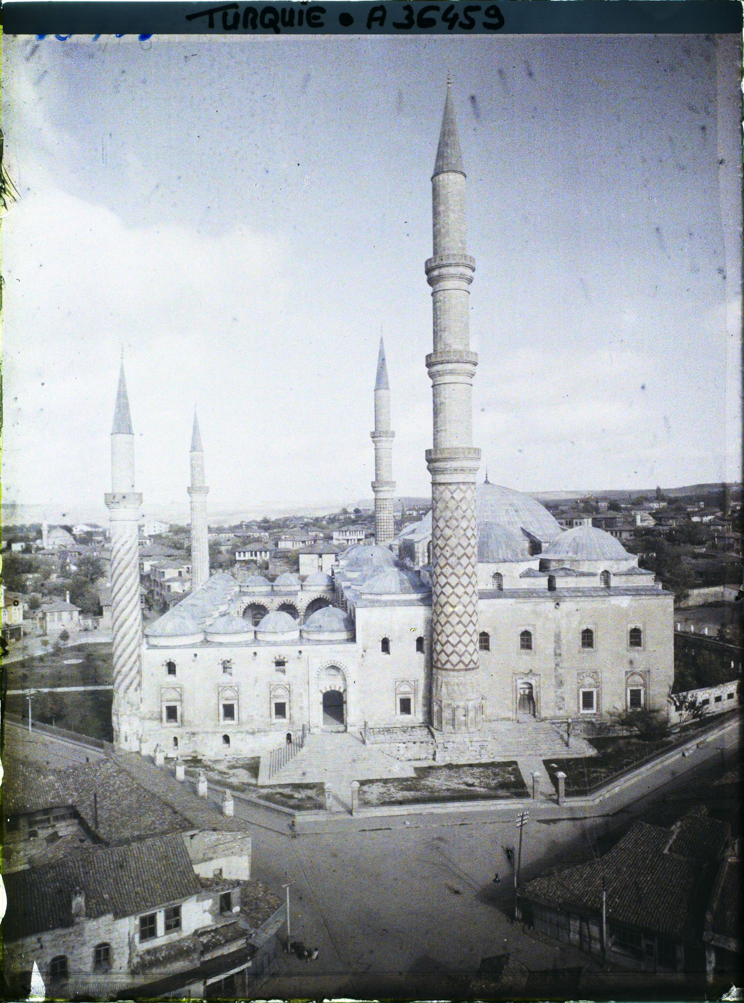 Image représentant Mosquée du Sultan Murat surnommé Uç Serefeli Camii (Mosquée aux trois galeries, 1447)