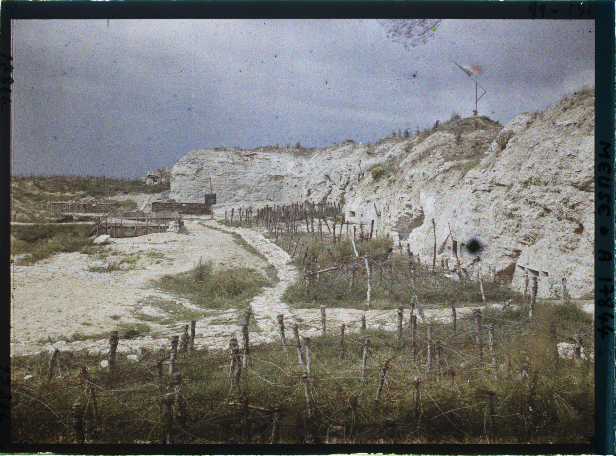 Image représentant France, Fort de Douaumont, Fort de Douaumont - Petite Coupole d'observation La Cour vue d'ensemble