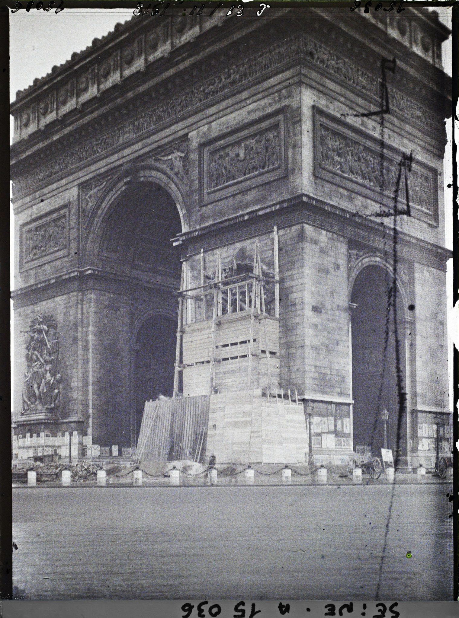Image représentant Démantèlement des protections anti-bombardement sur l'Arc de triomphe