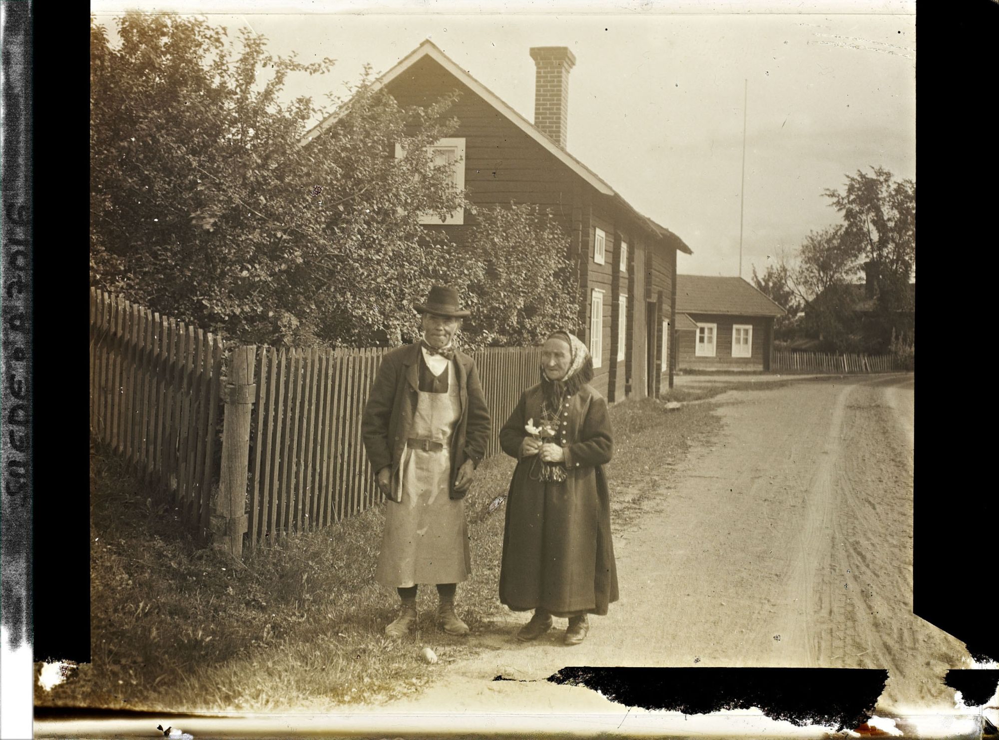 Image représentant Nisesmor, dite aussi Kari-moster, en compagnie de son époux