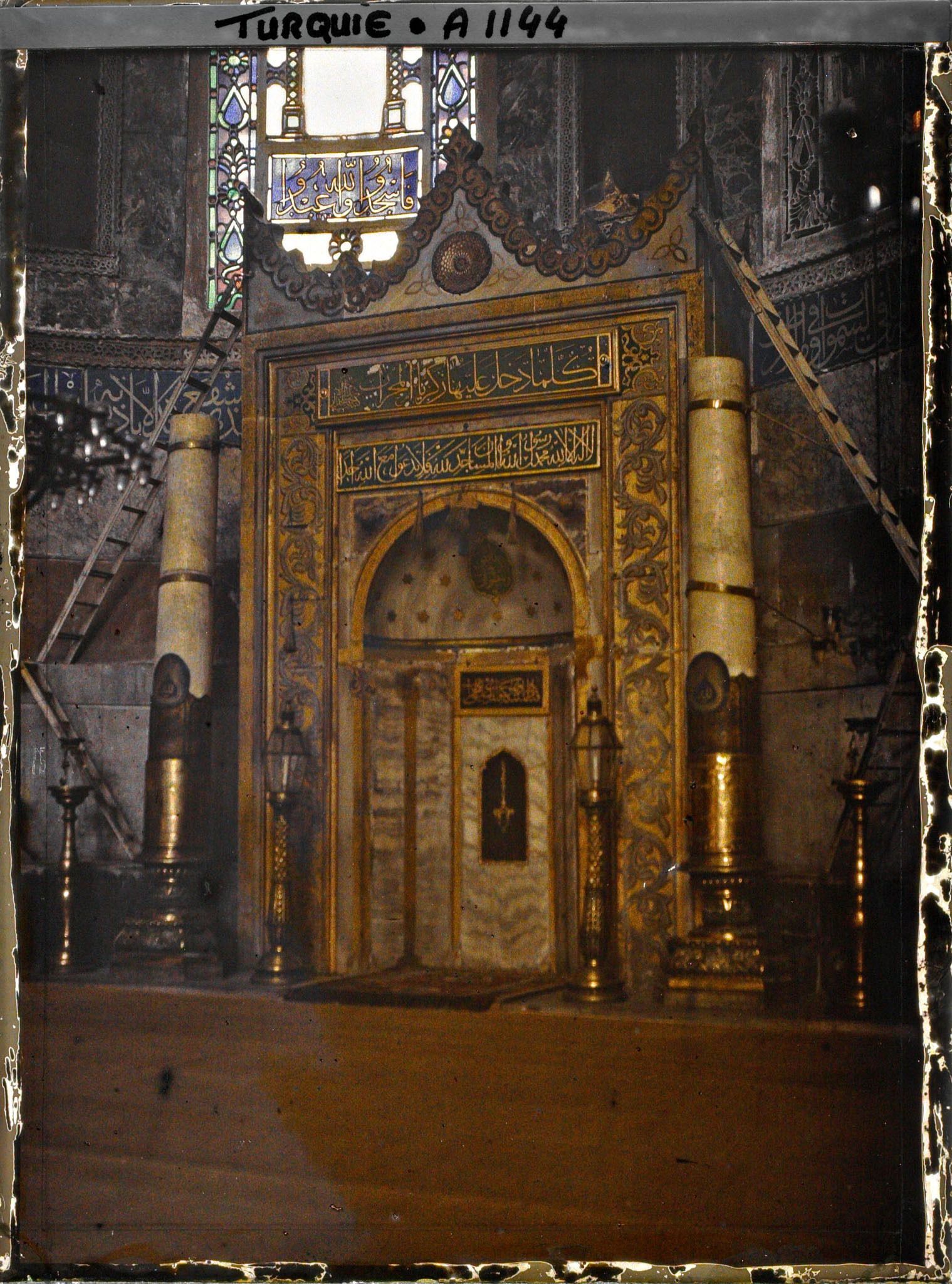 Image représentant Le mihrab dans l'abside de la Aya Sophia Camii ("mosquée Sainte-Sophie")