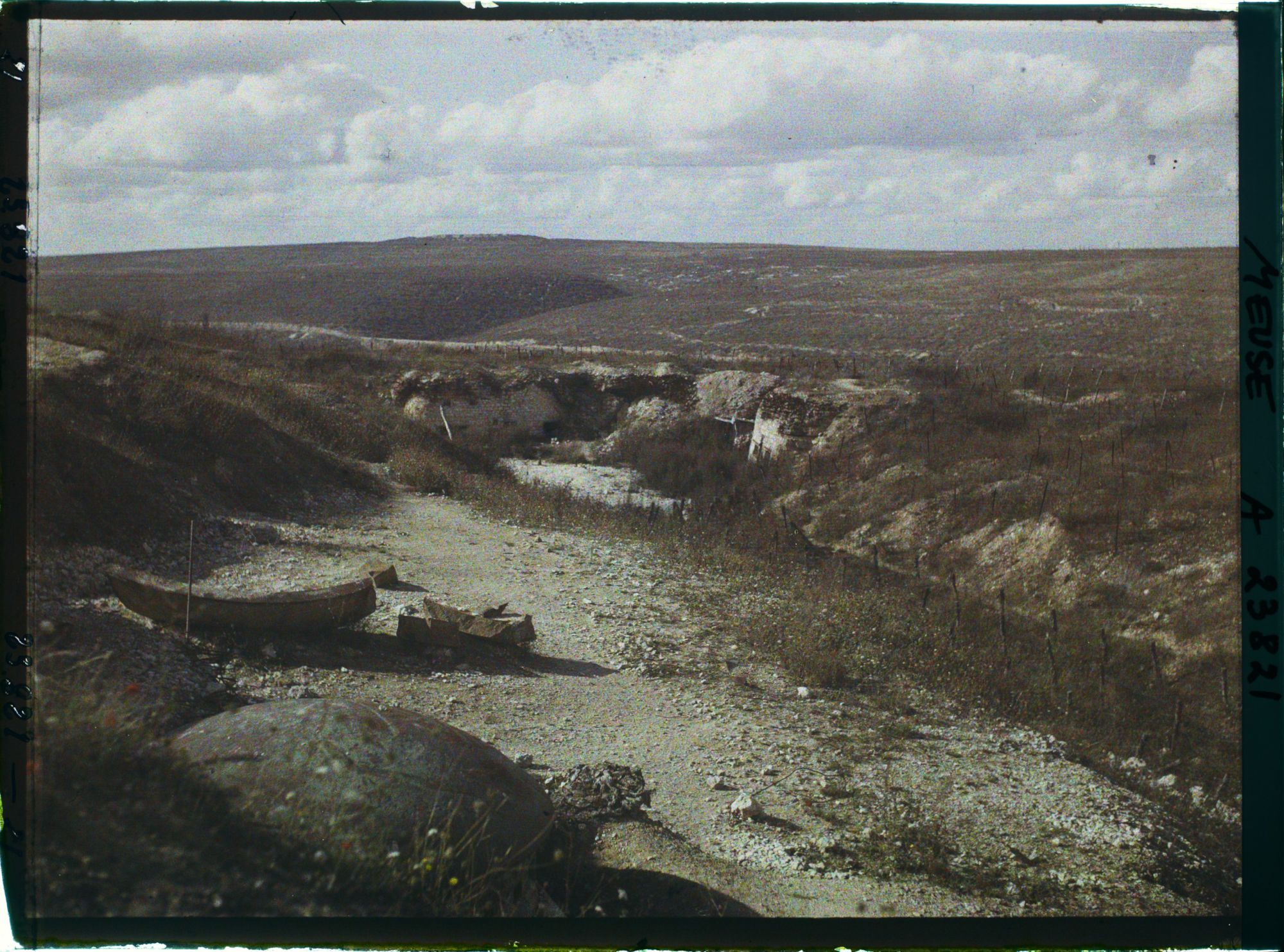 Image représentant France, Fort de Vaux, Lu Coupole détruite par le Commandant Raynal et le fort de Douaumont