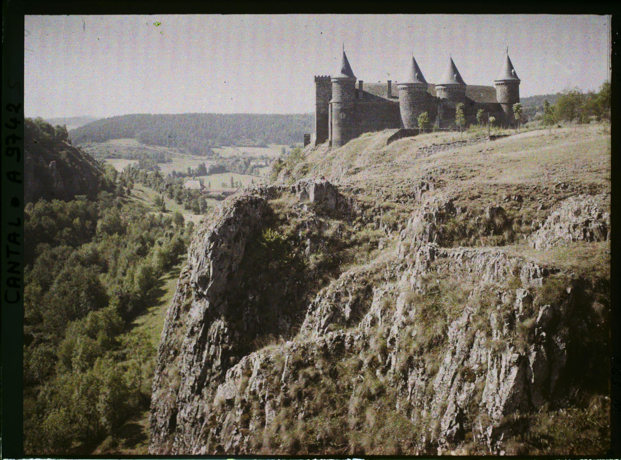 Image représentant Le château du Sailhant, vu du ravin de Babory