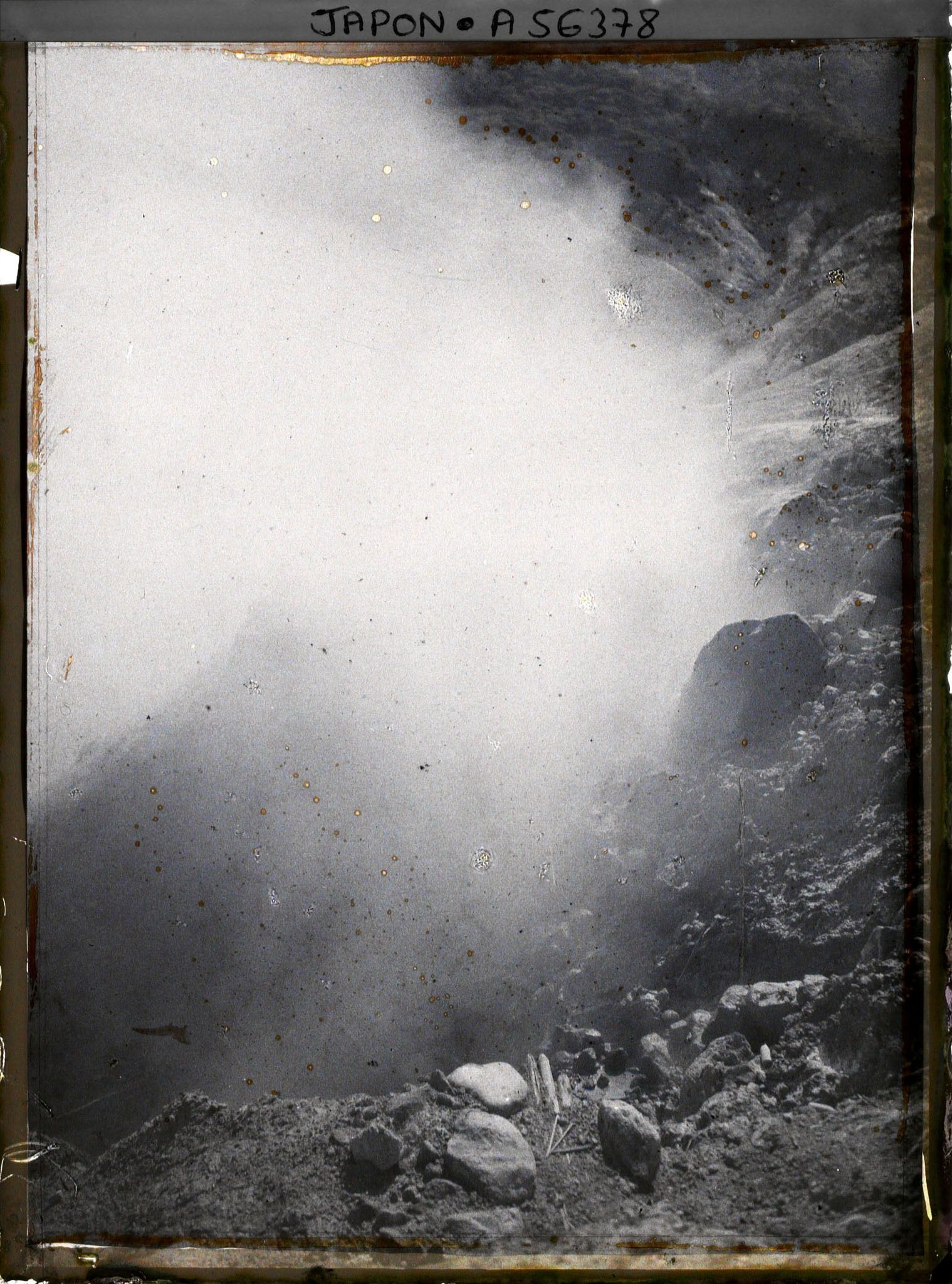 Image représentant Vapeur sulfureuse dans la vallée d'Owakudani ("Vallée des Grandes Eaux Chaudes") ou Ojigoku ("Grand Enfer")