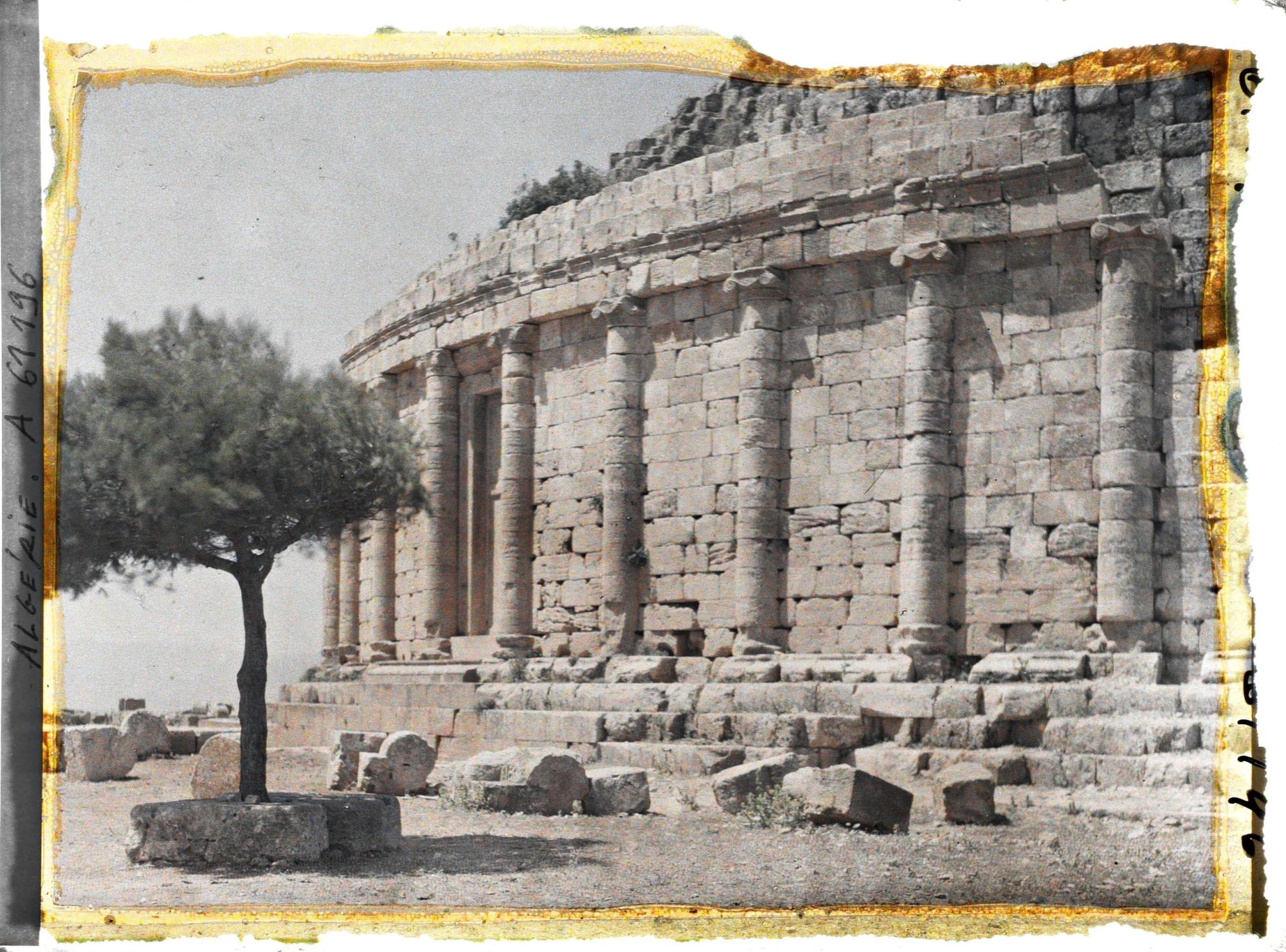 Image représentant Colonnes sur le pourtour du tombeau de la Chrétienne